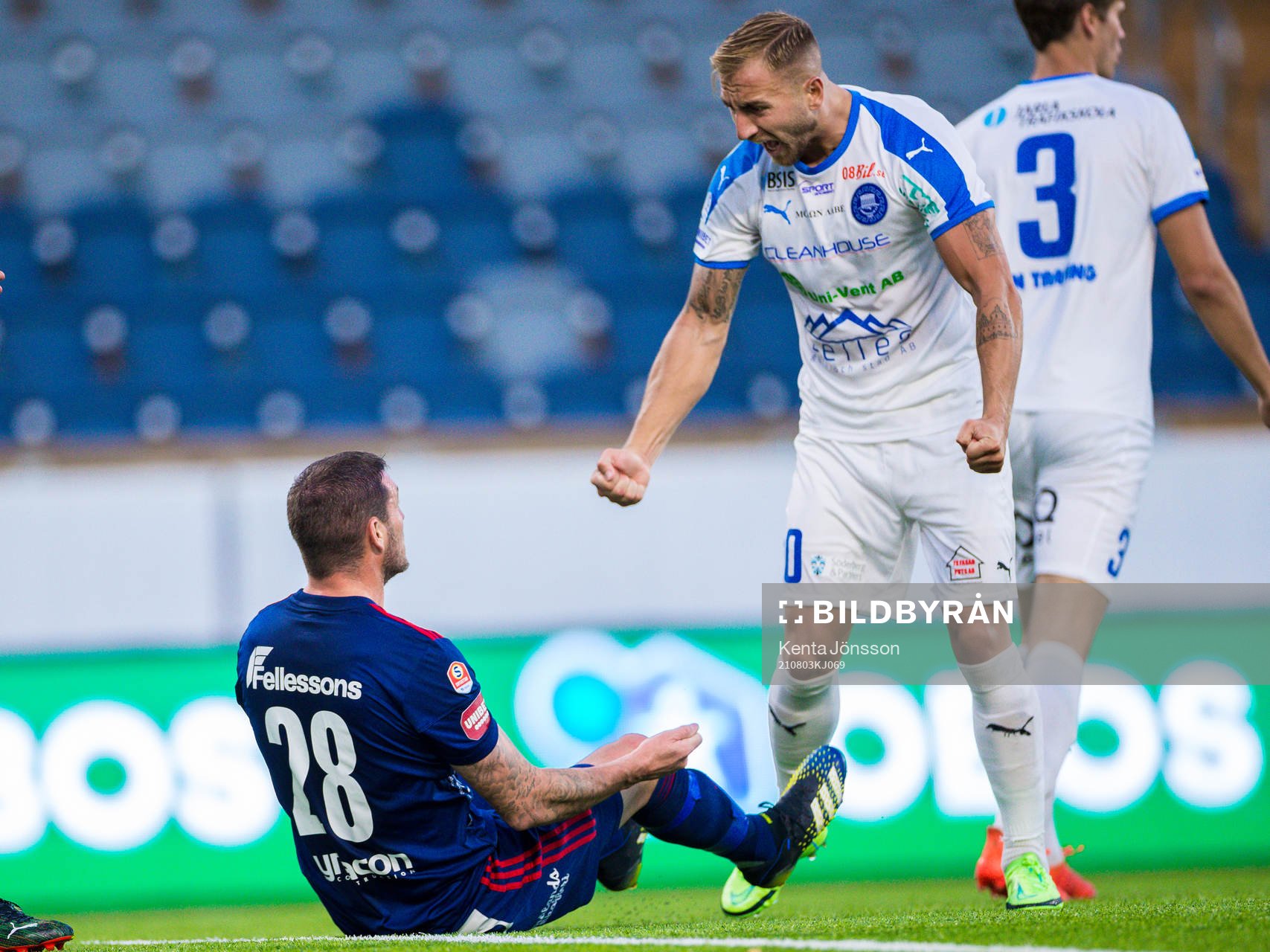 Östers James Keene och Akropolis Sotirios Nikopoulos under fotbollsmatchen i Superettan mellan Akropolis och Öster den 3 augusti 2021 i Uppsala.