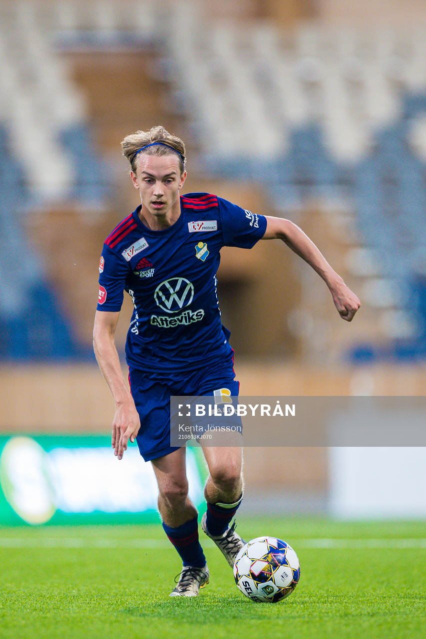 Östers Isak Magnusson under fotbollsmatchen i Superettan mellan Akropolis och Öster den 3 augusti 2021 i Uppsala. 
