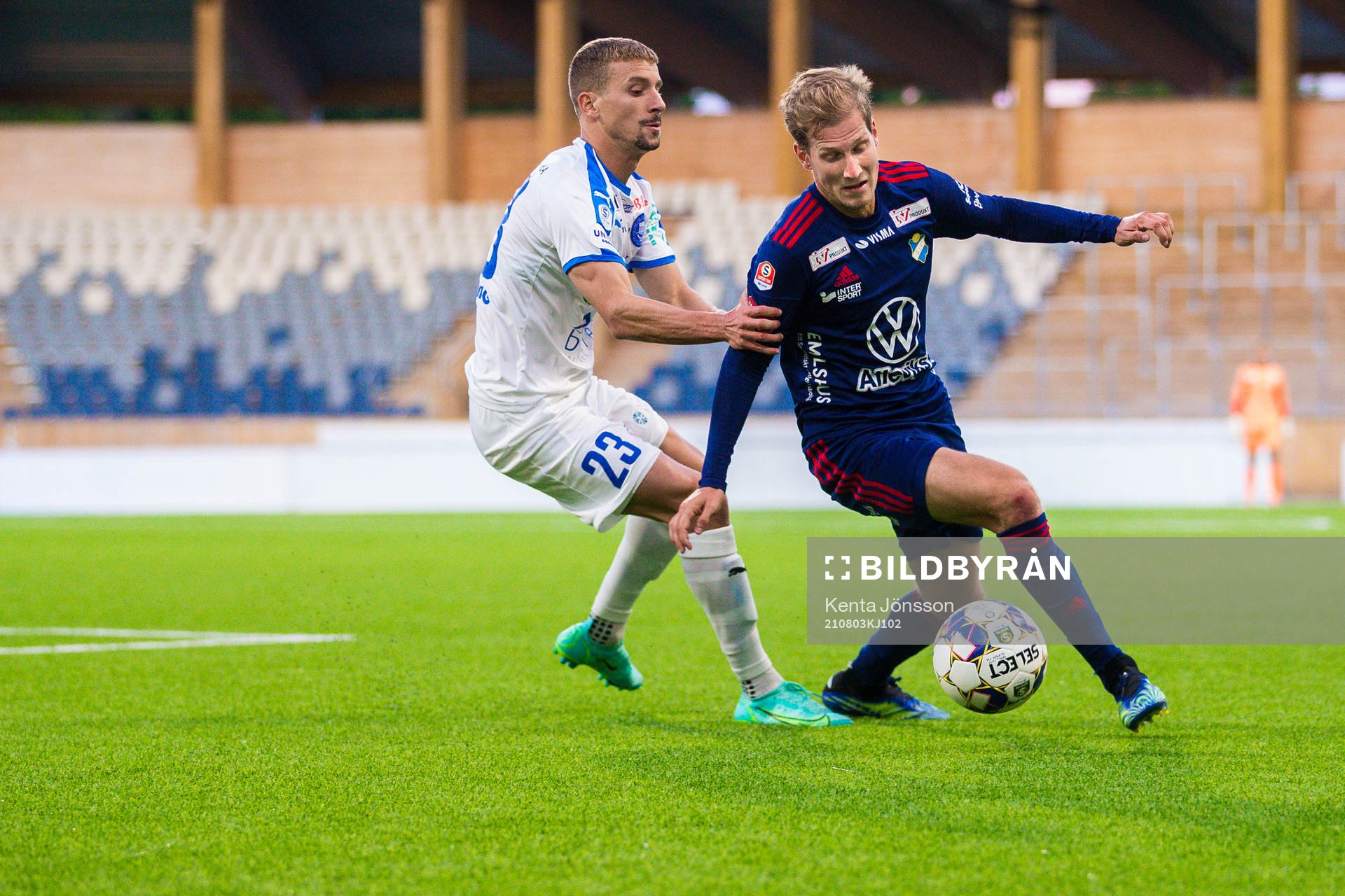 Akropolis Lamine Nekrouf och Östers Oliver Silverholt under fotbollsmatchen i Superettan mellan Akropolis och Öster den 3 augusti 2021 i Uppsala.