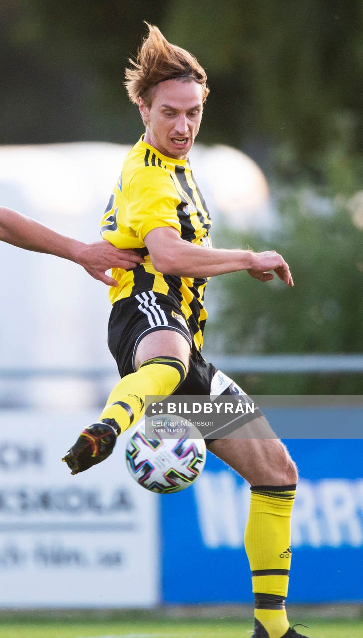 IFK Hässleholms Julian Grozdanovski i matchen i division 2