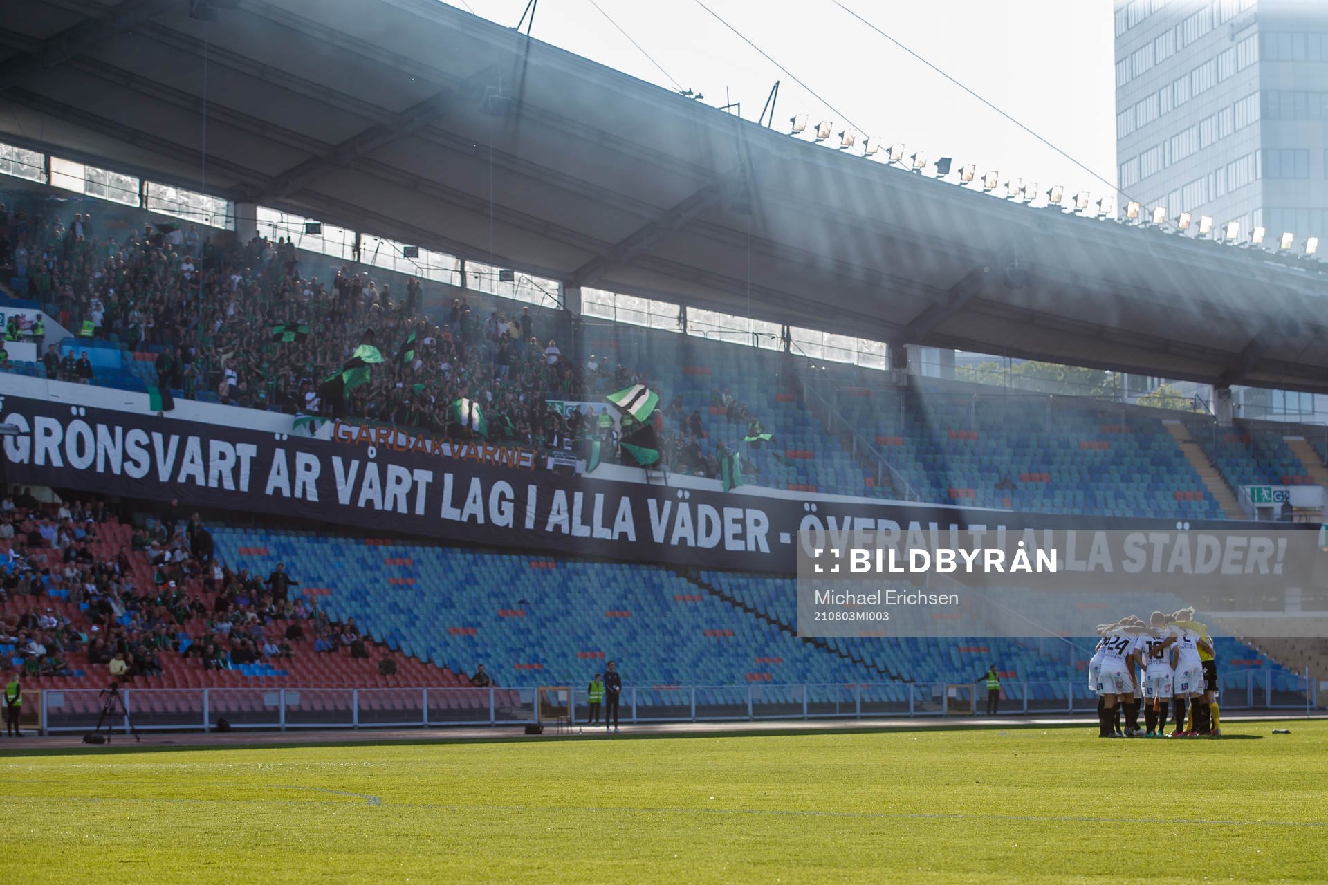 GAIS spelare samlas i en ring