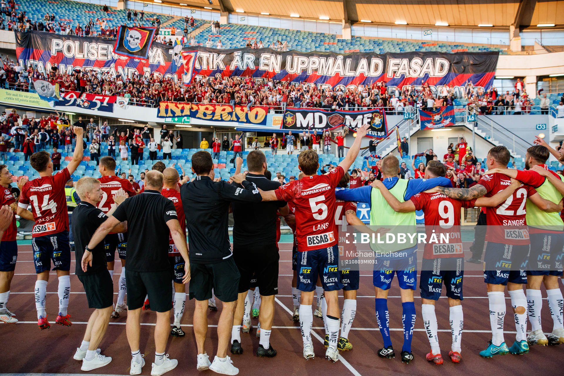 Örgrytes spelare jublar framför supportrarna