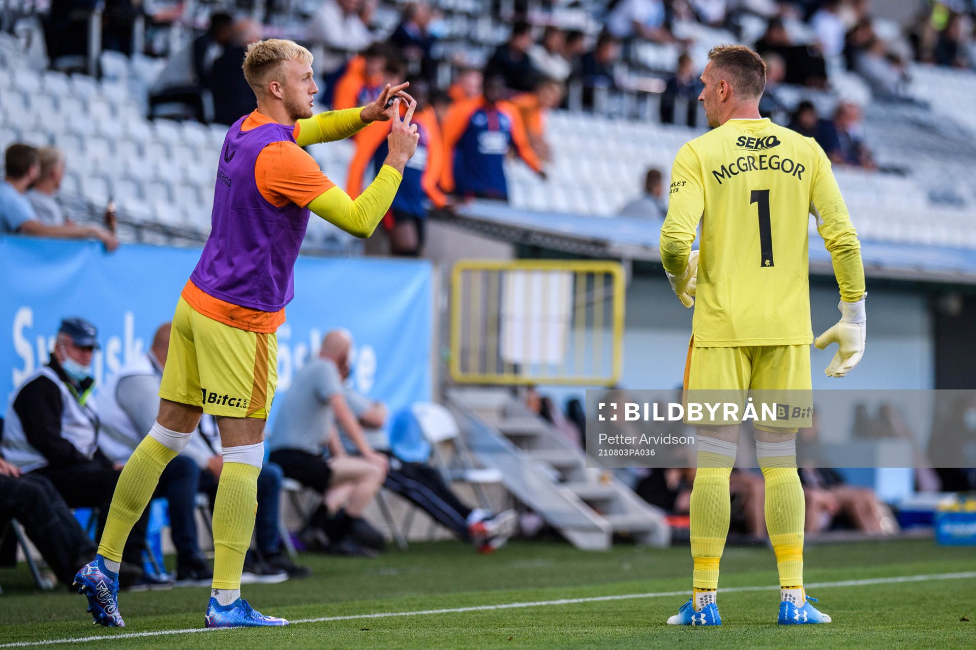 goalkeeper Allan McGregor (r) in a discussion with a