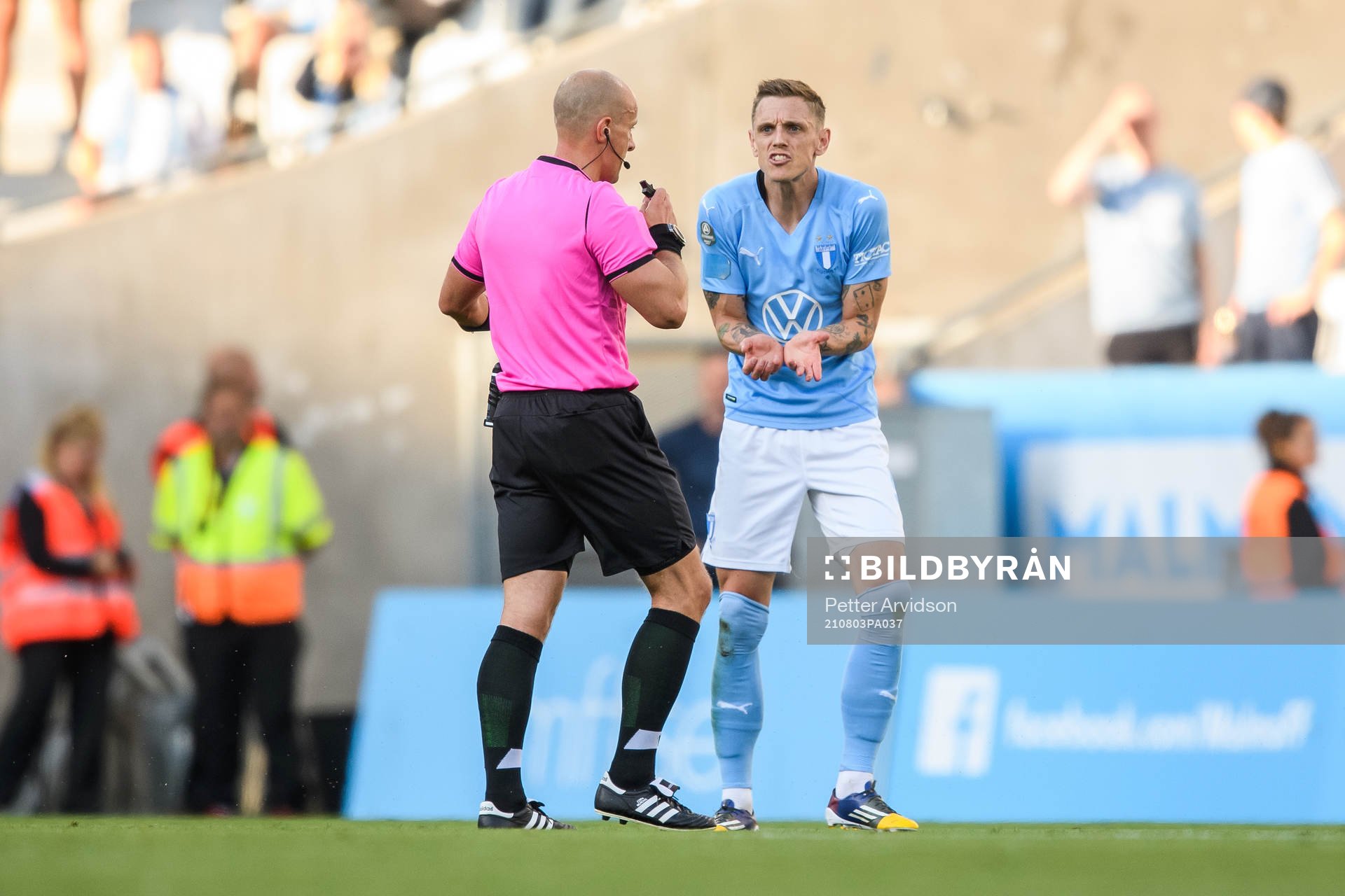 Sören Rieks of Malmö FF reacts against Referee Szymon