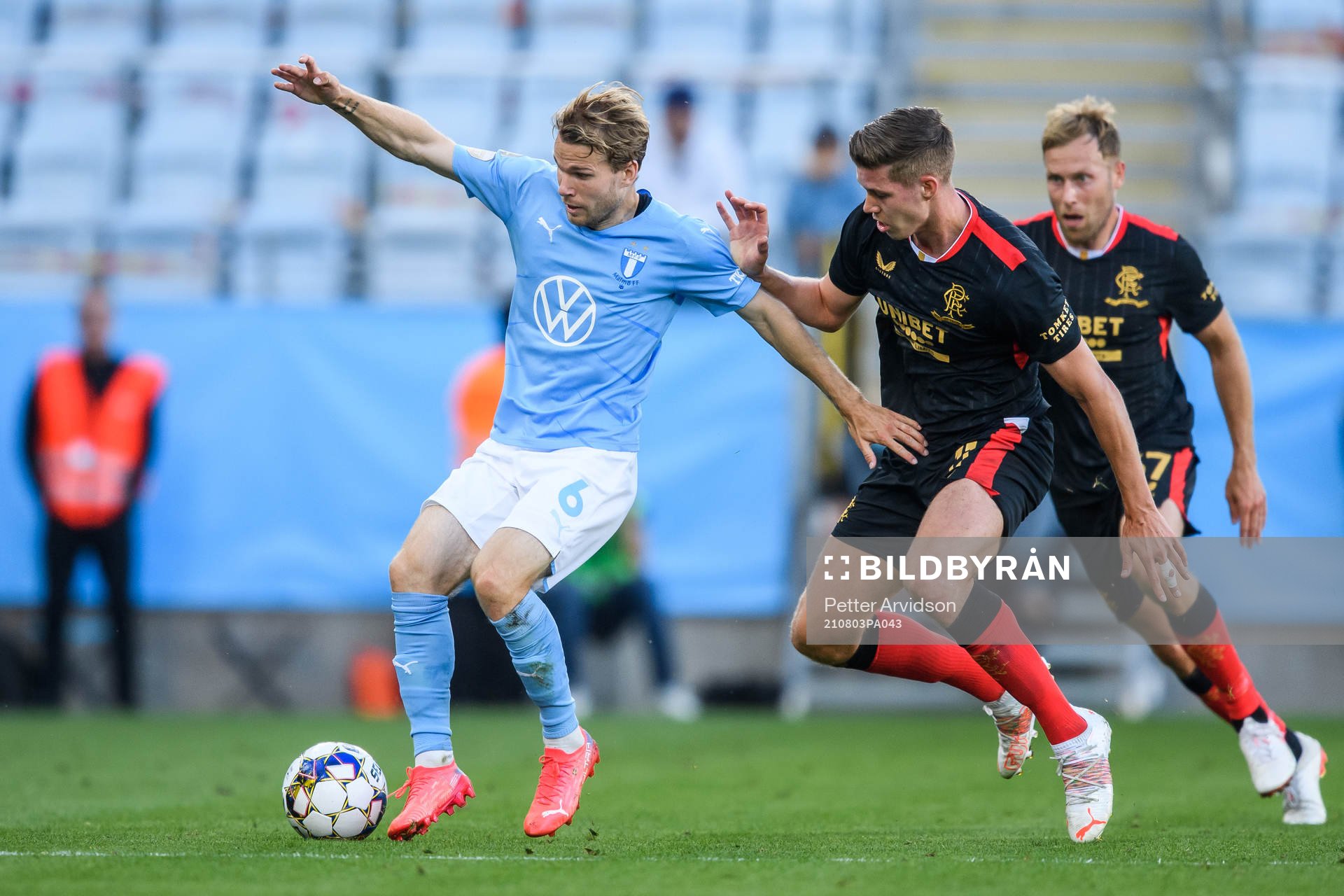 Oscar Lewicki of Malmö FF and Cedric Itten of Rangers
