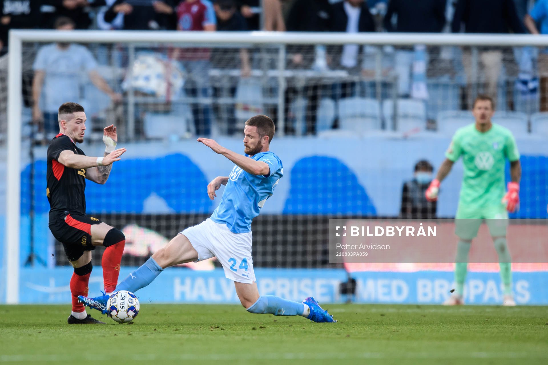 Lasse Nielsen of Malmö FF and Ryan Kent of Rangers