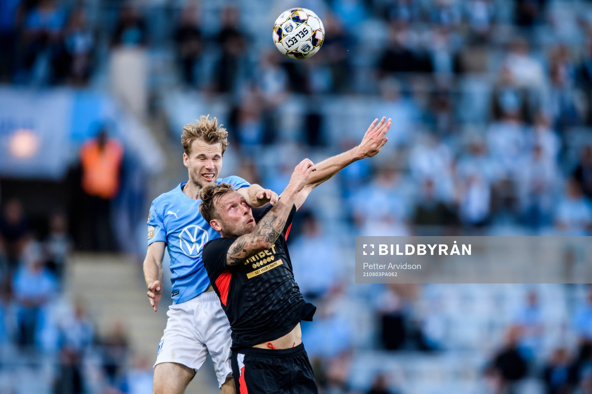 Oscar Lewicki of Malmö FF and Scott Arfield of Rangers
