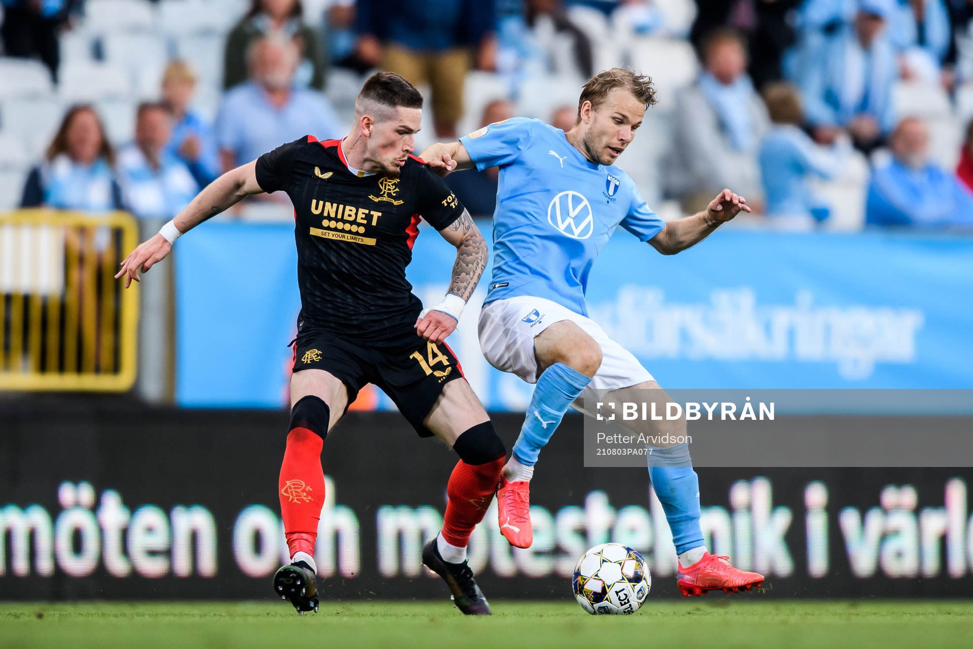 Ryan Kent of Rangers and Oscar Lewicki of Malmö FF