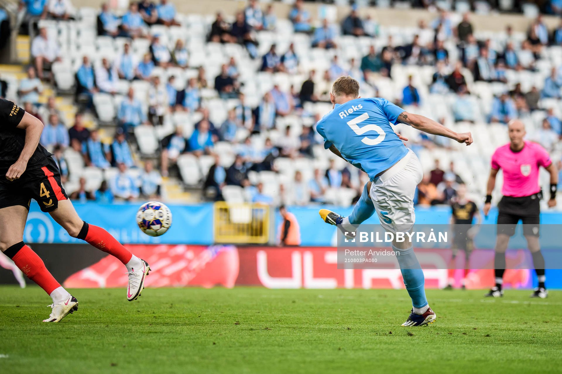 Sören Rieks of Malmö FF scores 1-0