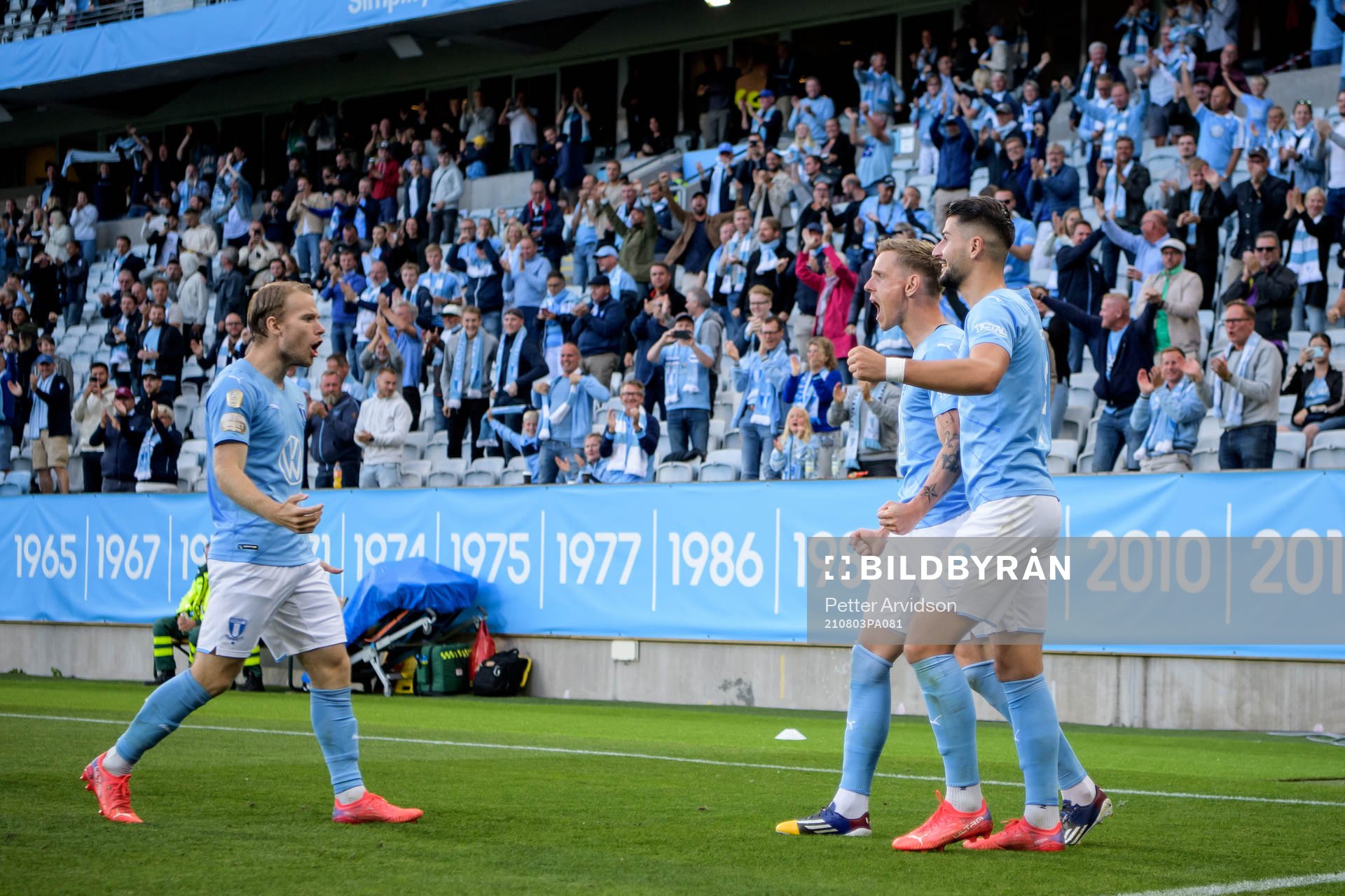 Sören Rieks of Malmö FF celebrates with teaamates