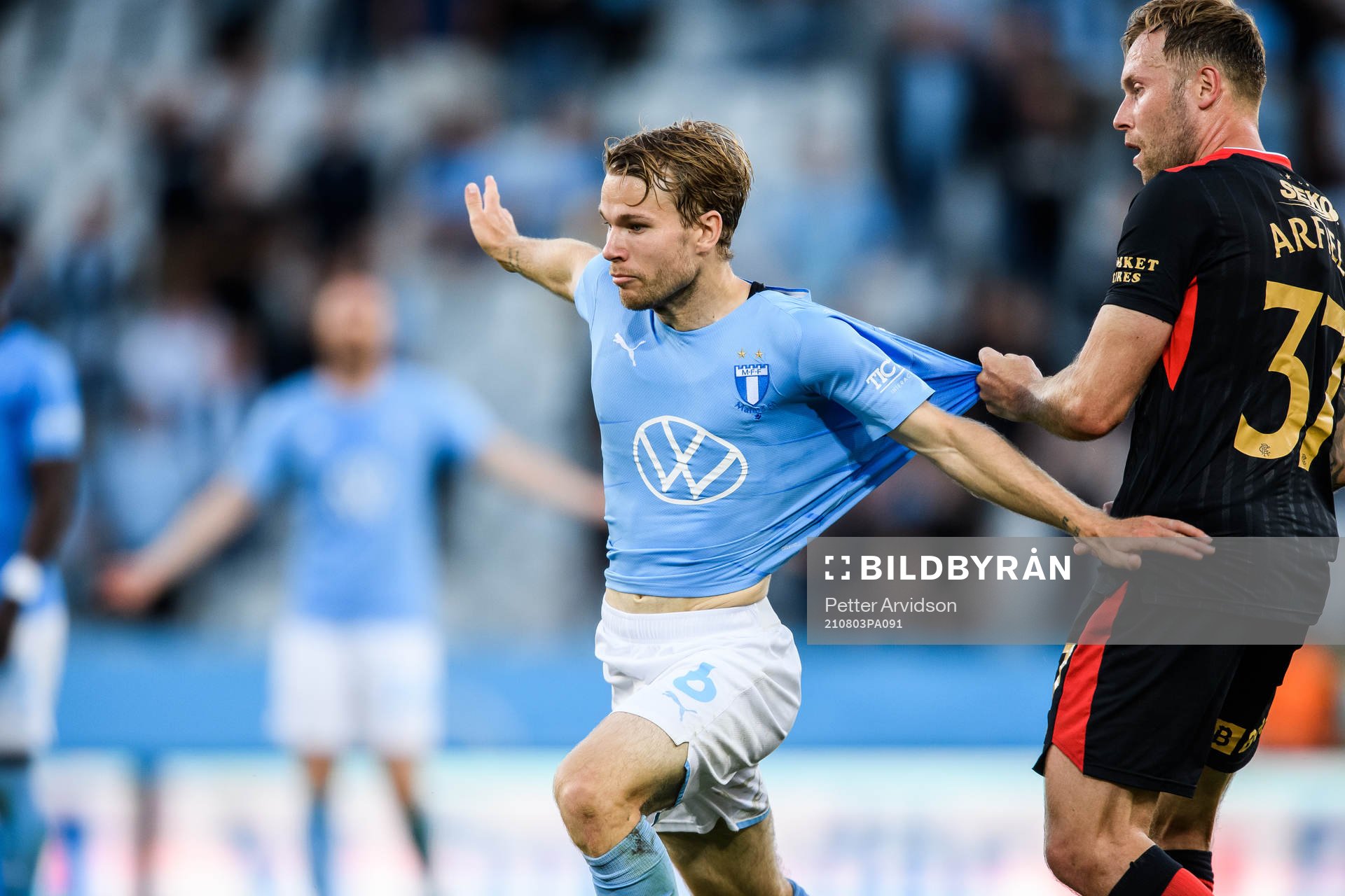 Oscar Lewicki of Malmö FF and Scott Arfield of Rangers