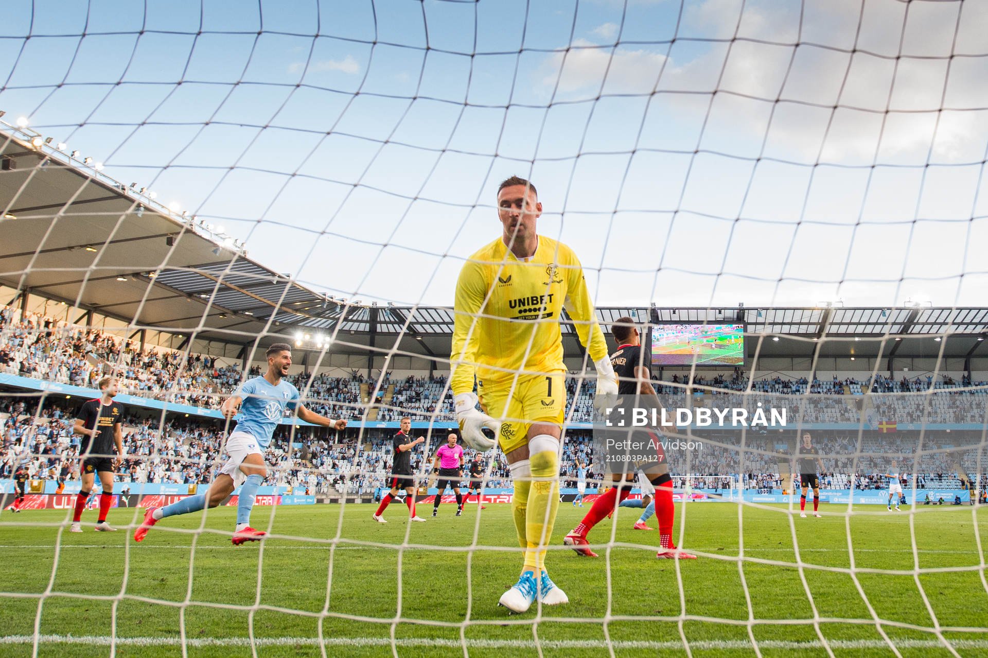 Antonio Colak of Malmö FF (L) celebrates