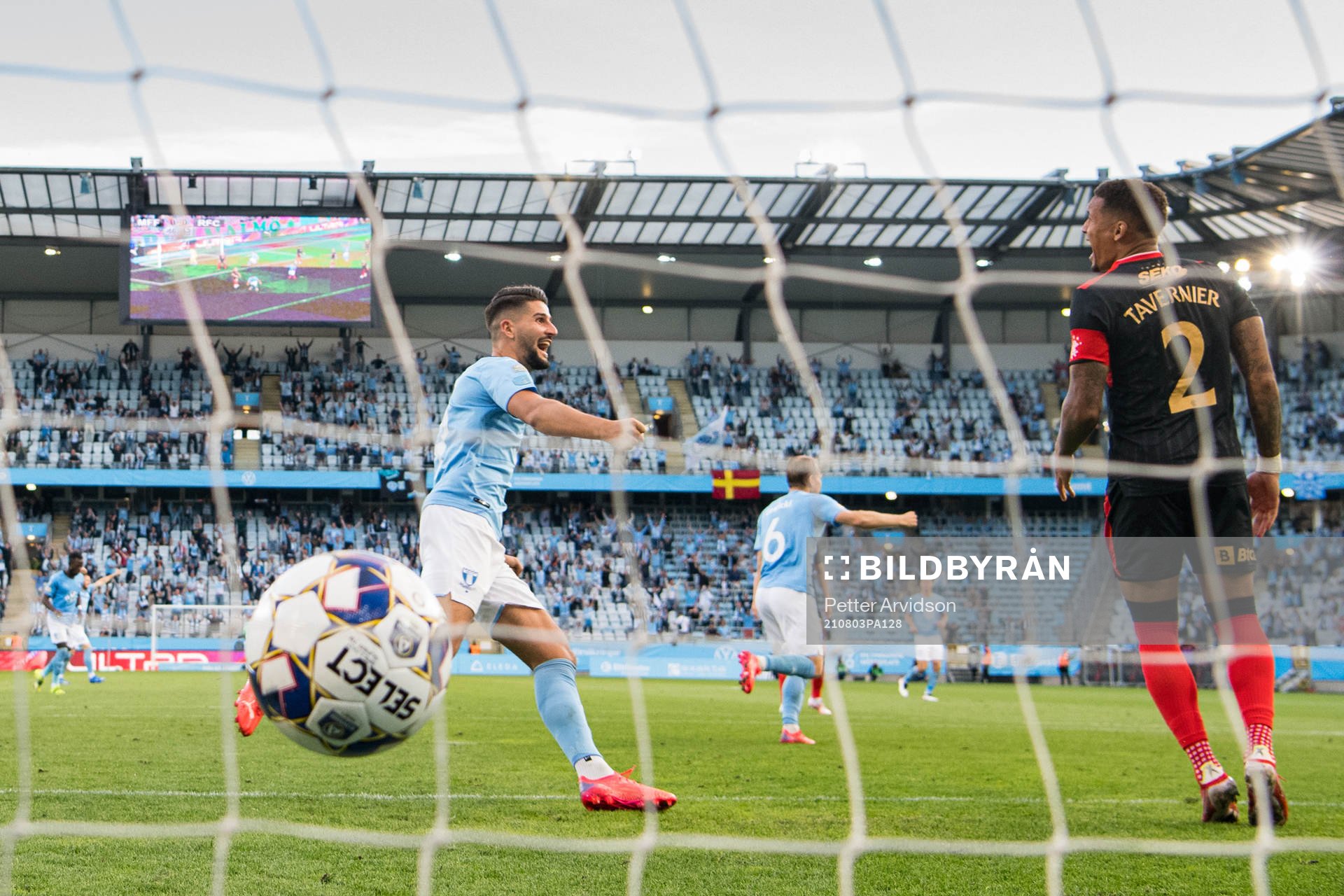 Antonio Colak of Malmö FF (L) celebrates