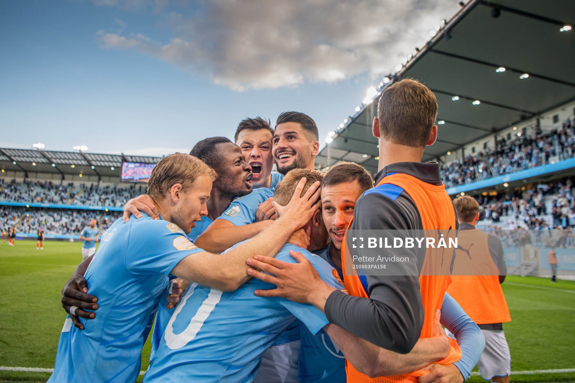 Veljko Birmancevic celebrate with Oscar Lewicki, Bonke