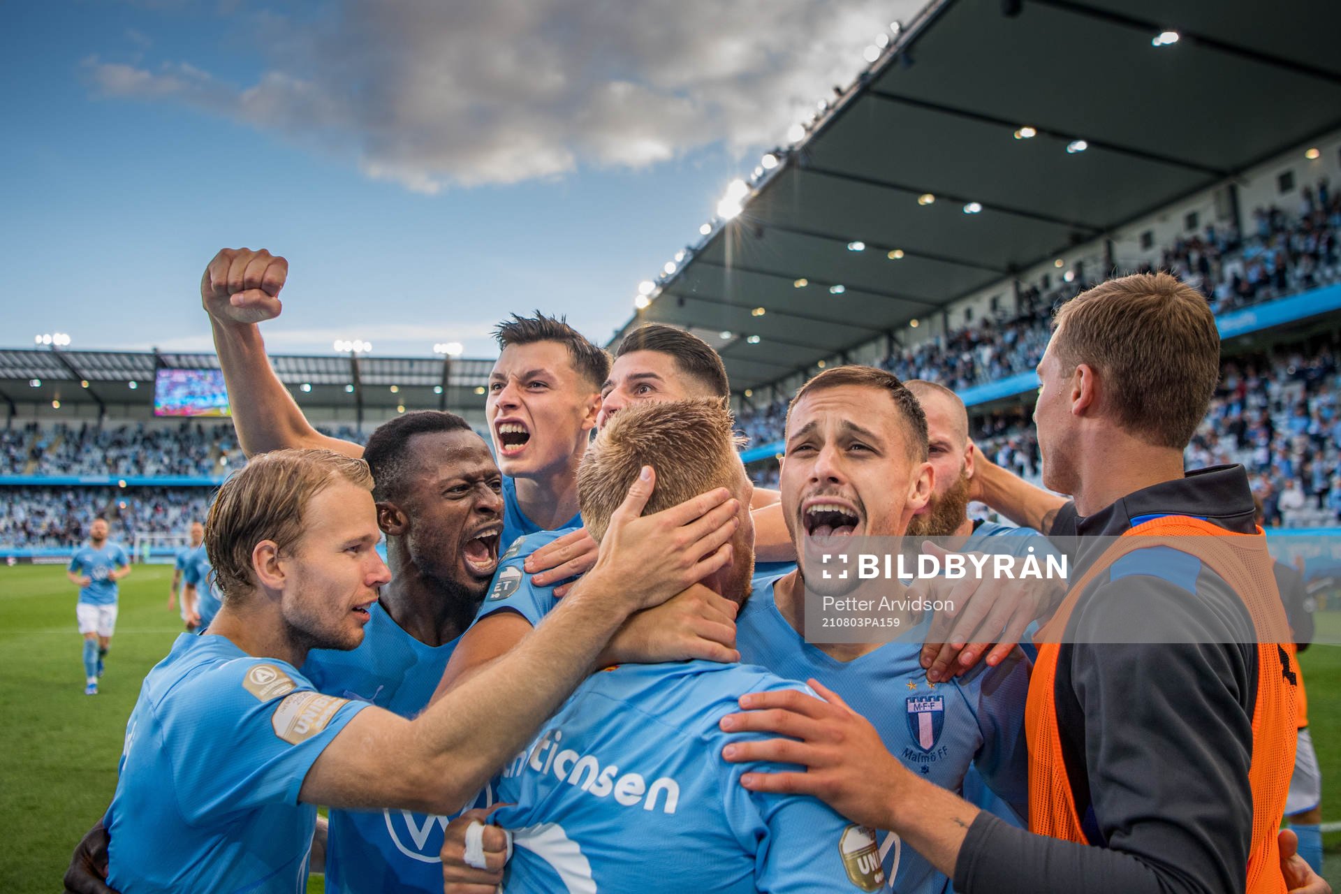 Veljko Birmancevic celebrate with Oscar Lewicki, Bonke