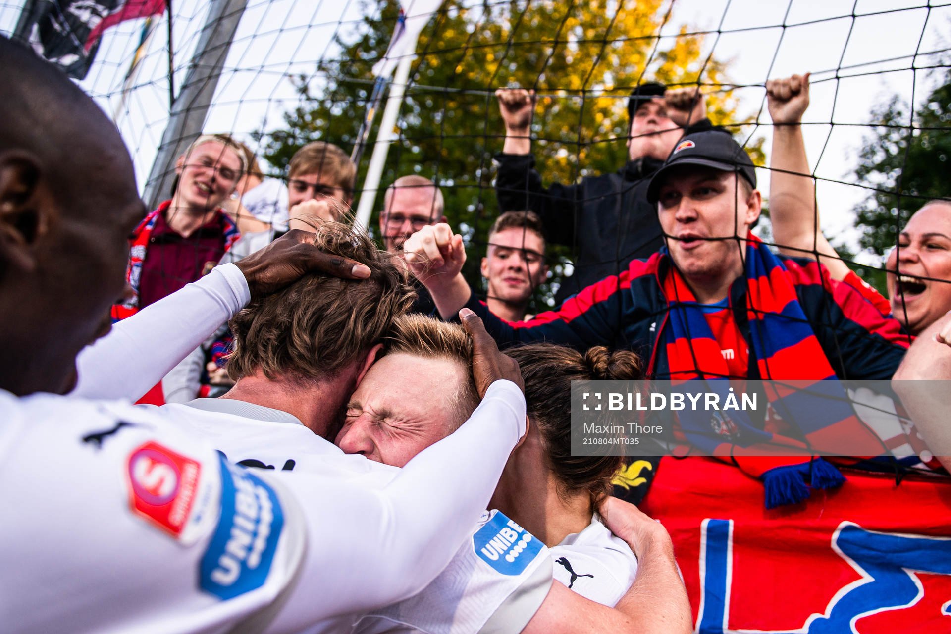 Helsingborgs Rasmus Karjalainen jublar med lagkamrater och