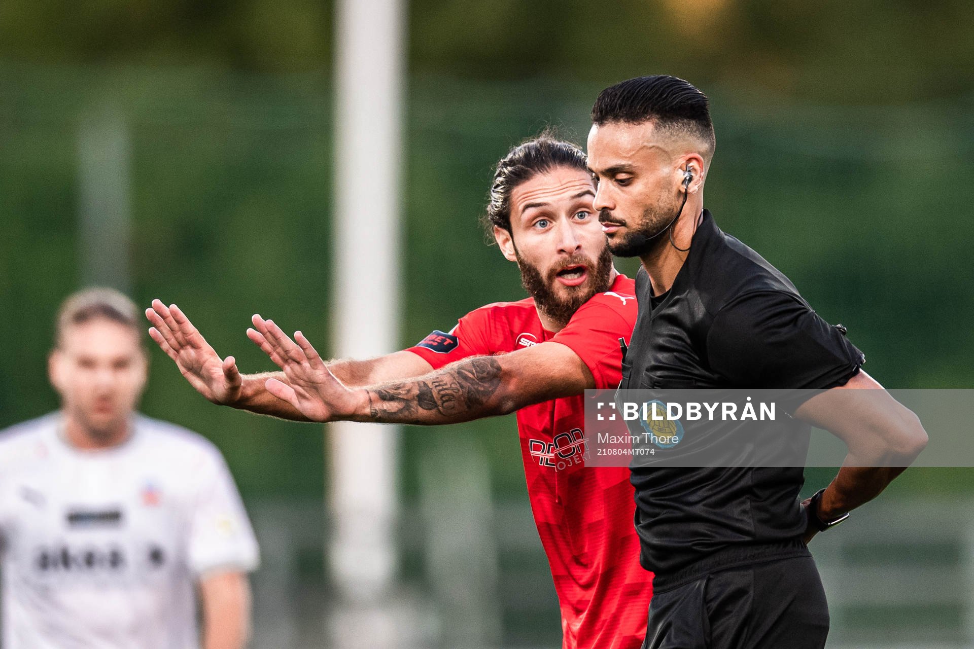 Vasalunds Elias Durmaz och domare Farouk Nehdi