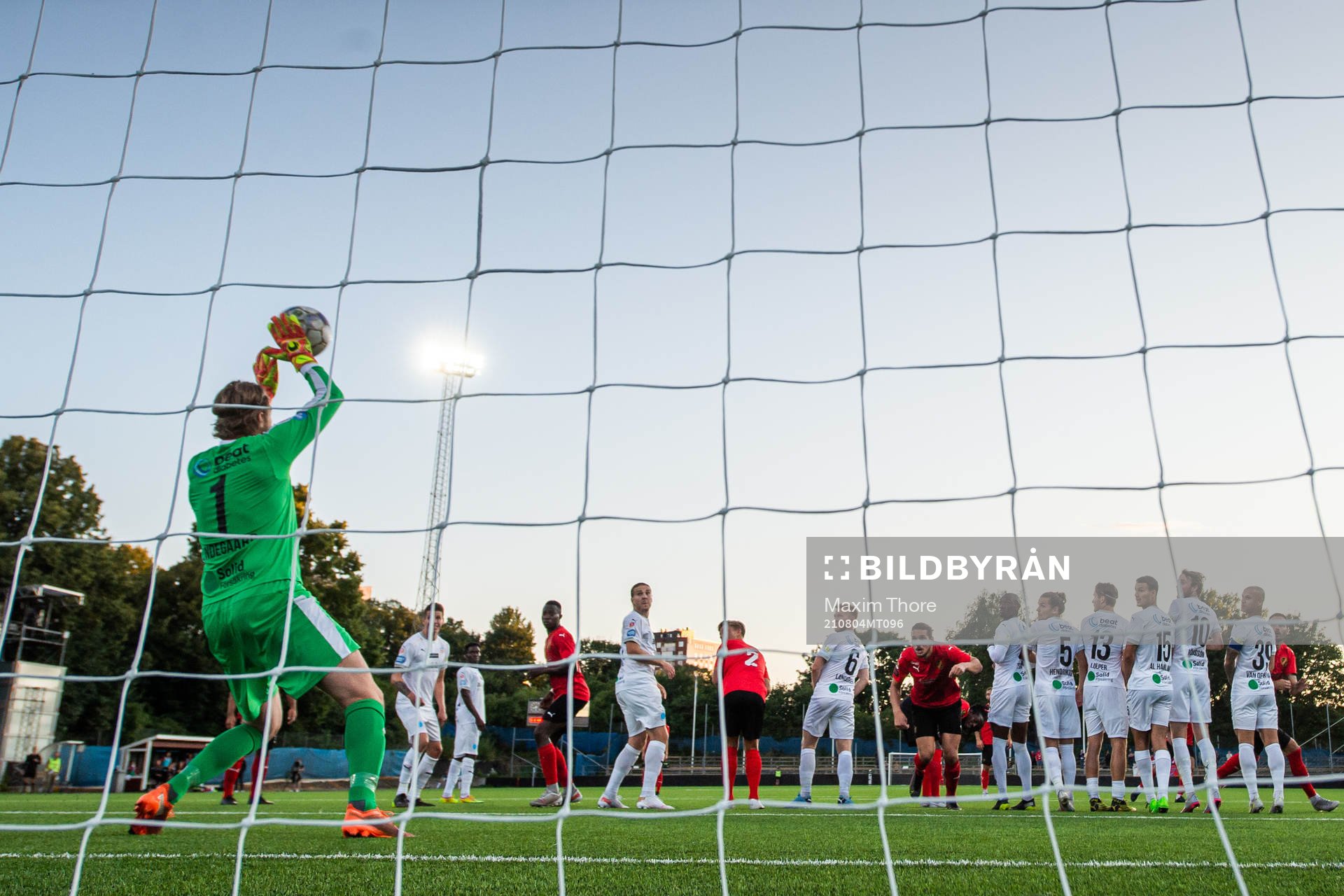 Helsingborg målvakt Anders Lindegaard räddar en frispark