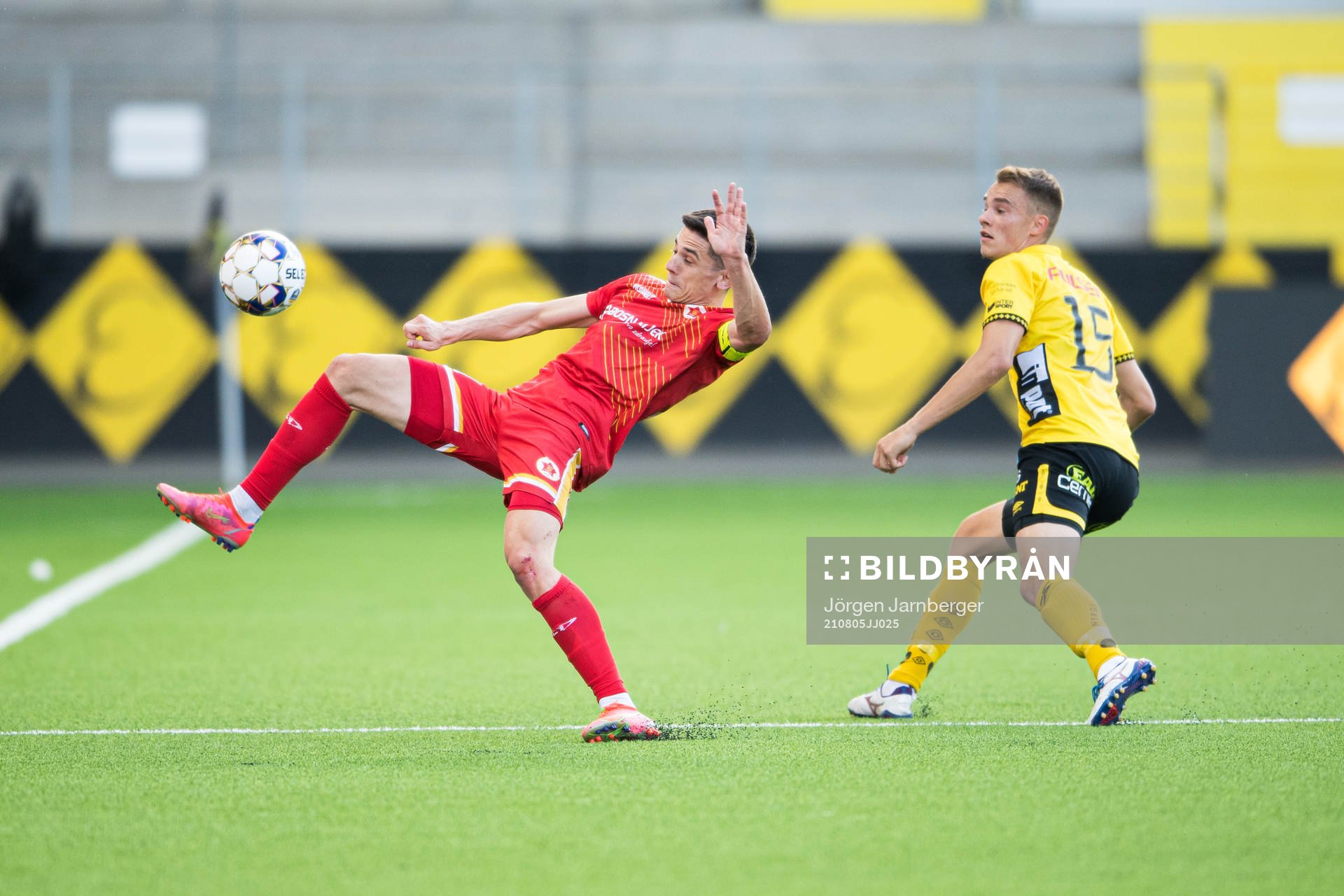 Haris Ovčina of Velez Mostarand Leo Väisänen of Elfsborg