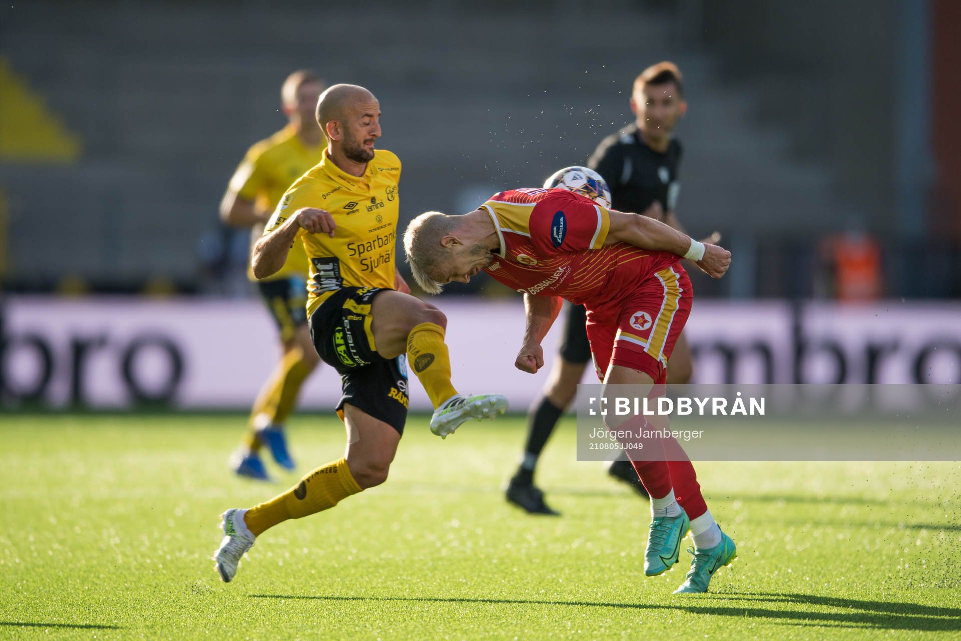 Dino Hasanović of Velez Mostar and Robert Gojani of