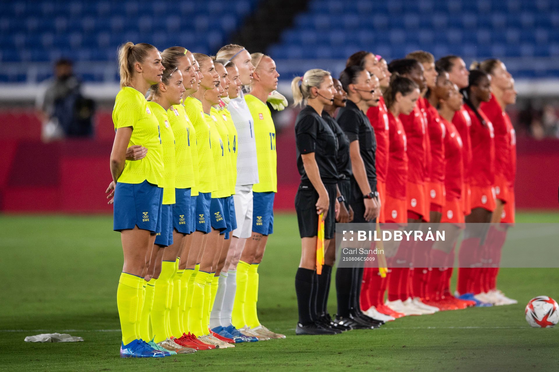 Players of Sweden and of Canada