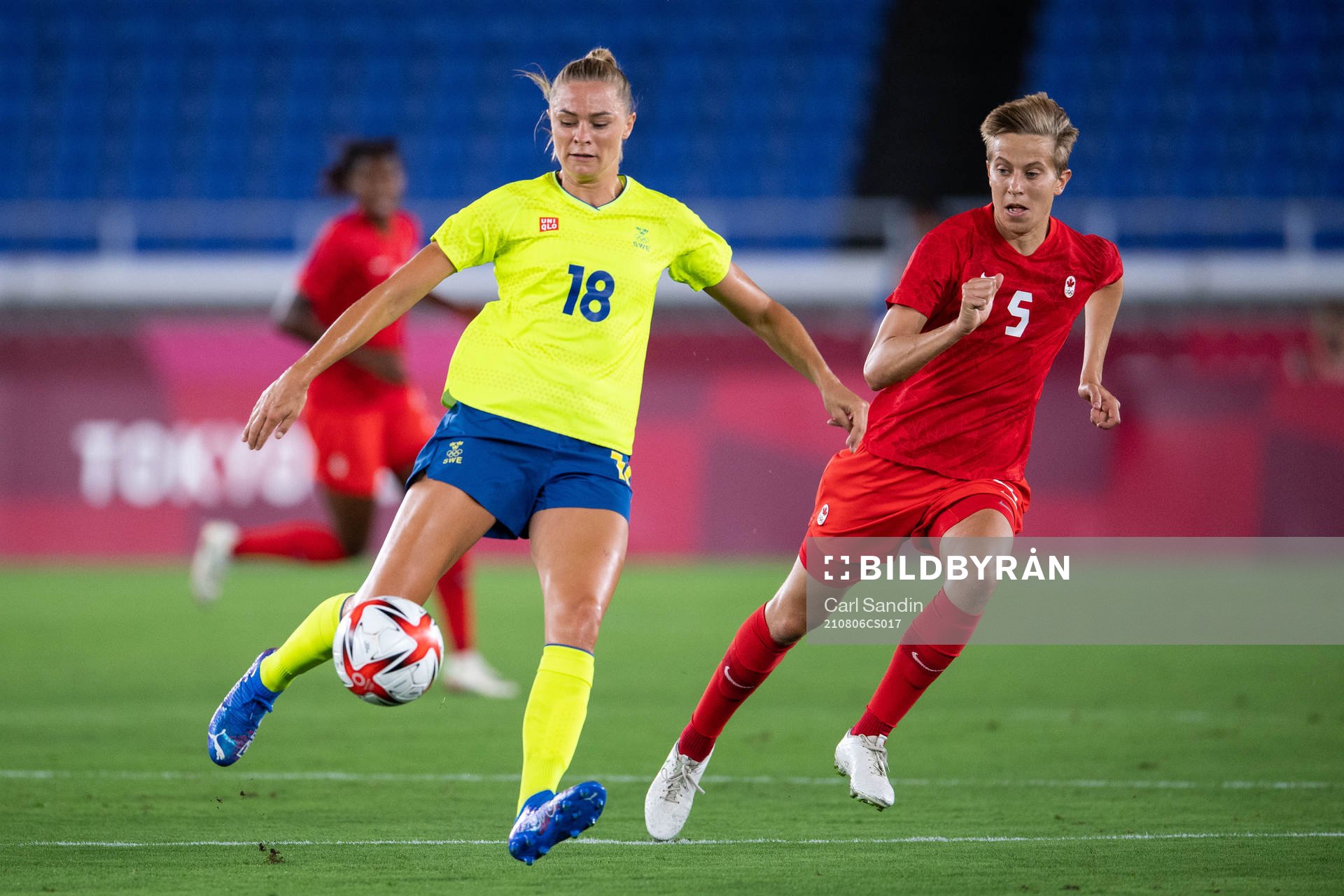 Fridolina Rolfö of Sweden and Quinn of Canada in the