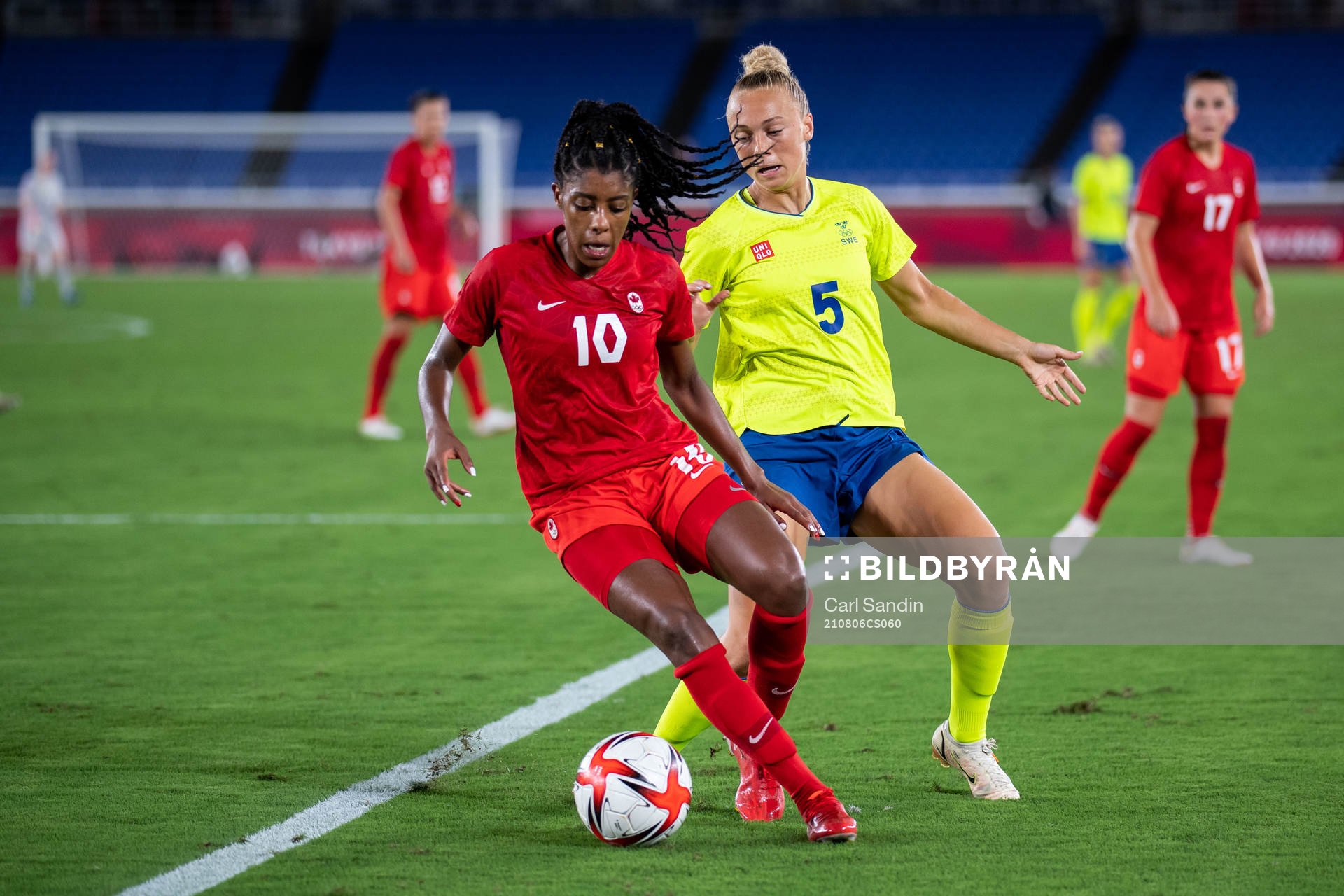 Ashley Lawrence of Canada and Hanna Bennison of Sweden in the women’s football final during day 14 of the Tokyo 2020 Olympic Games on August 6, 2021 in Tokyo.