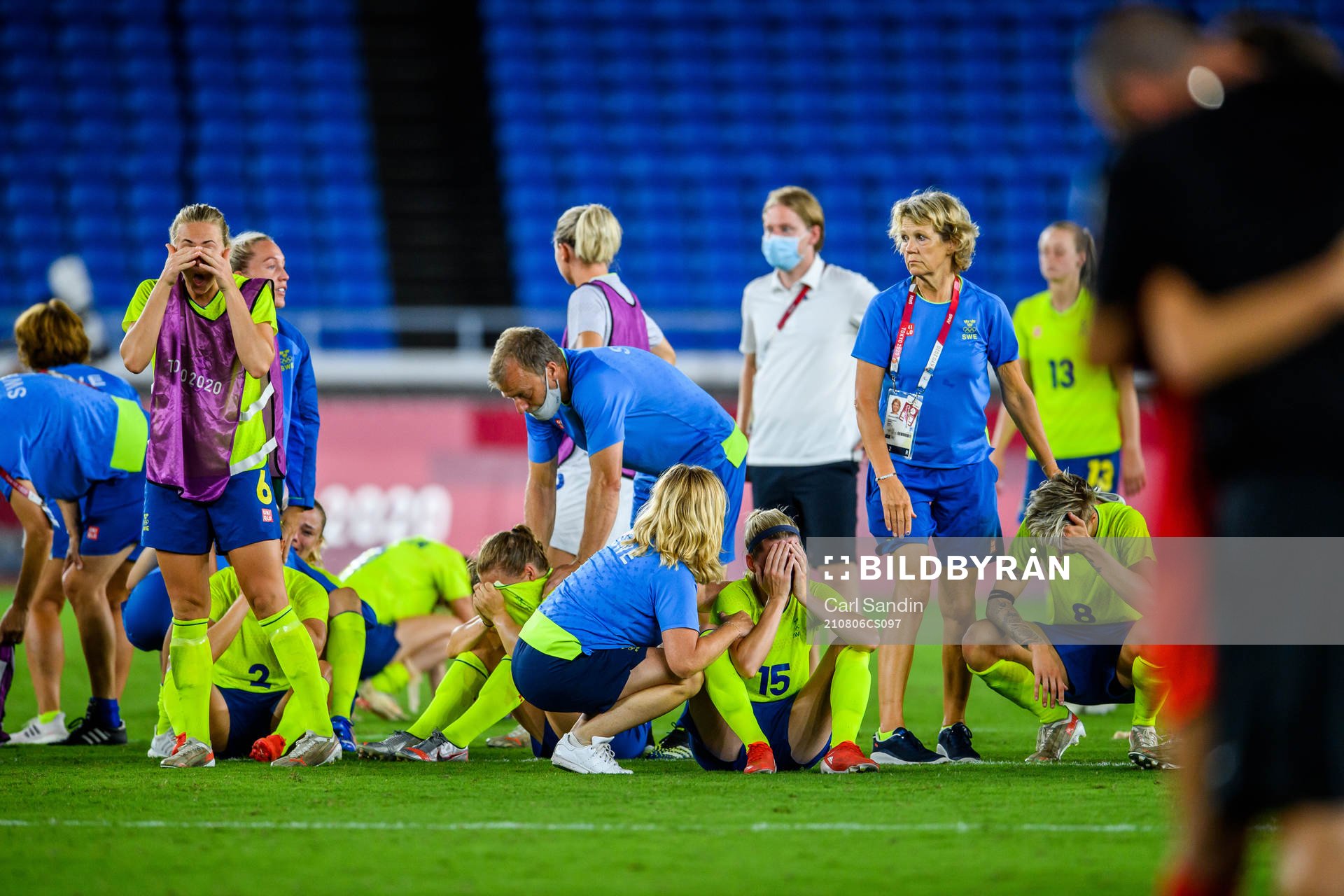 Players of Sweden look dejected