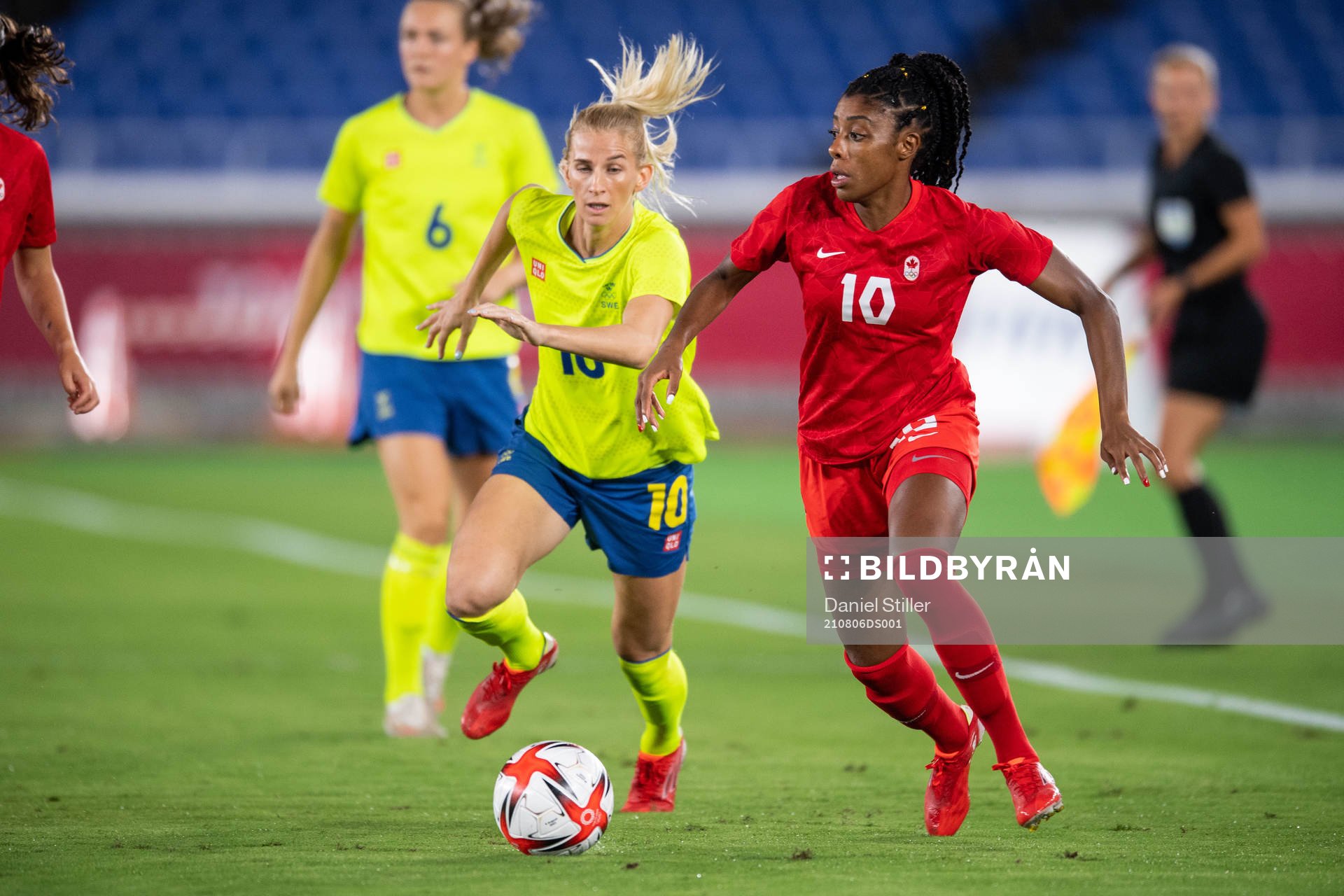 Sofia Jakobsson of Sweden and Ashley Lawrence of Canada in