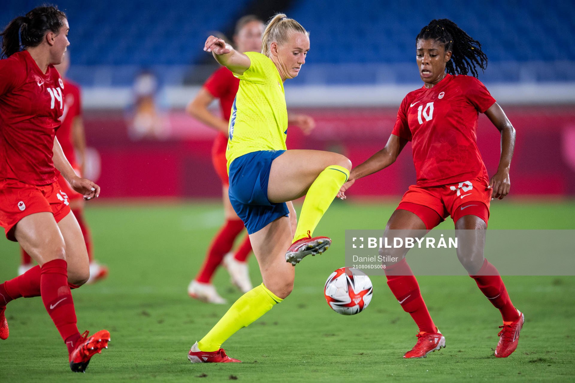 Stina Blackstenius of Sweden and Ashley Lawrence of Canada in the women’s football final during day 14 of the Tokyo 2020 Olympic Games on August 6, 2021 in Tokyo.