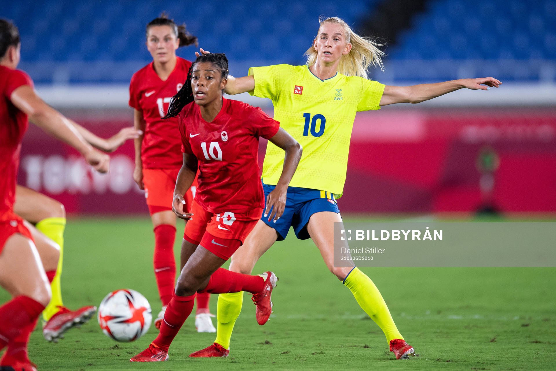 Ashley Lawrence of Canada and Sofia Jakobsson of Sweden in the women’s football final during day 14 of the Tokyo 2020 Olympic Games on August 6, 2021 in Tokyo.