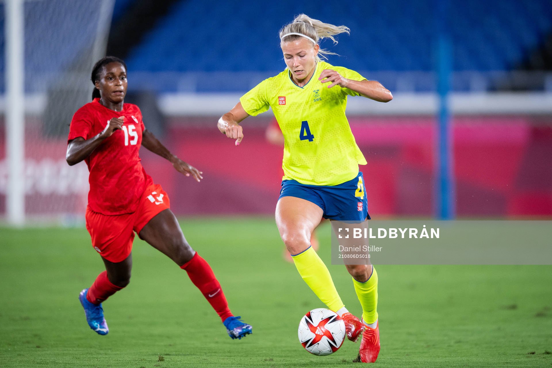 Nichelle Prince of Canada and Hanna Glas of Sweden in the