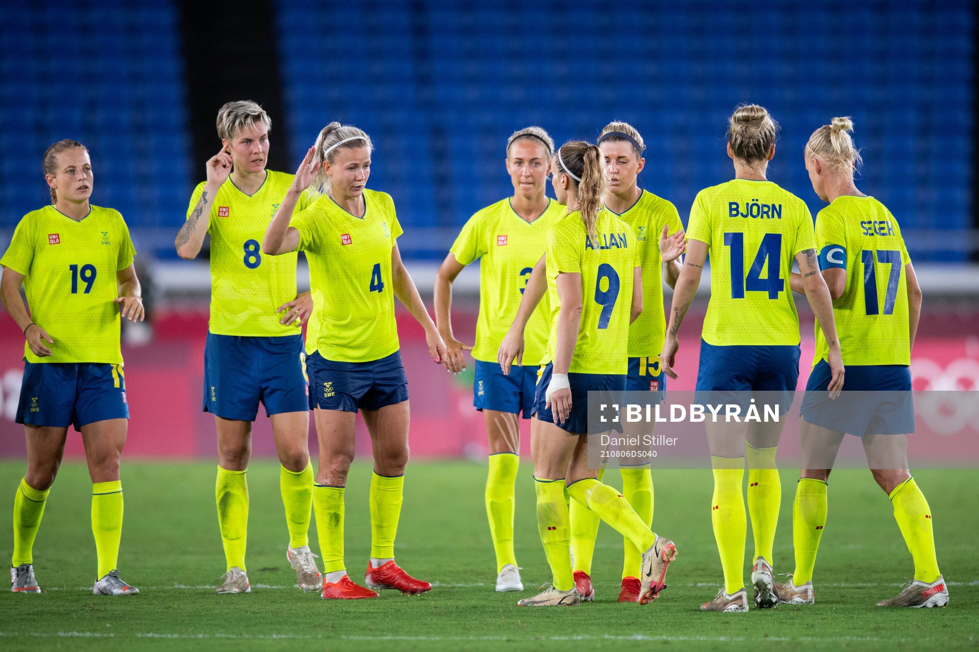 Kosovare Asllani of Sweden and teammates in the women’s