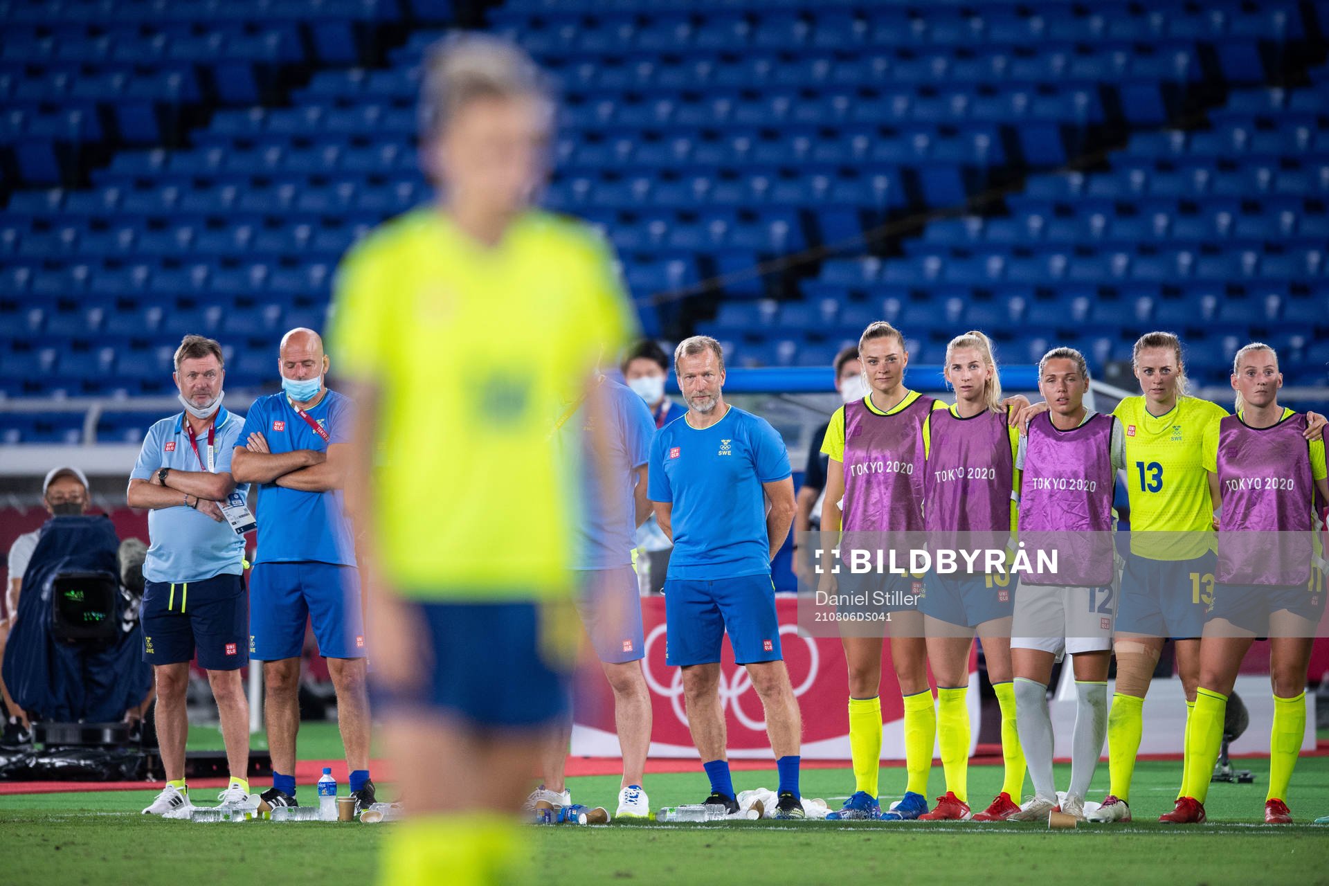Coaches and players of Sweden at penalties in the women’s