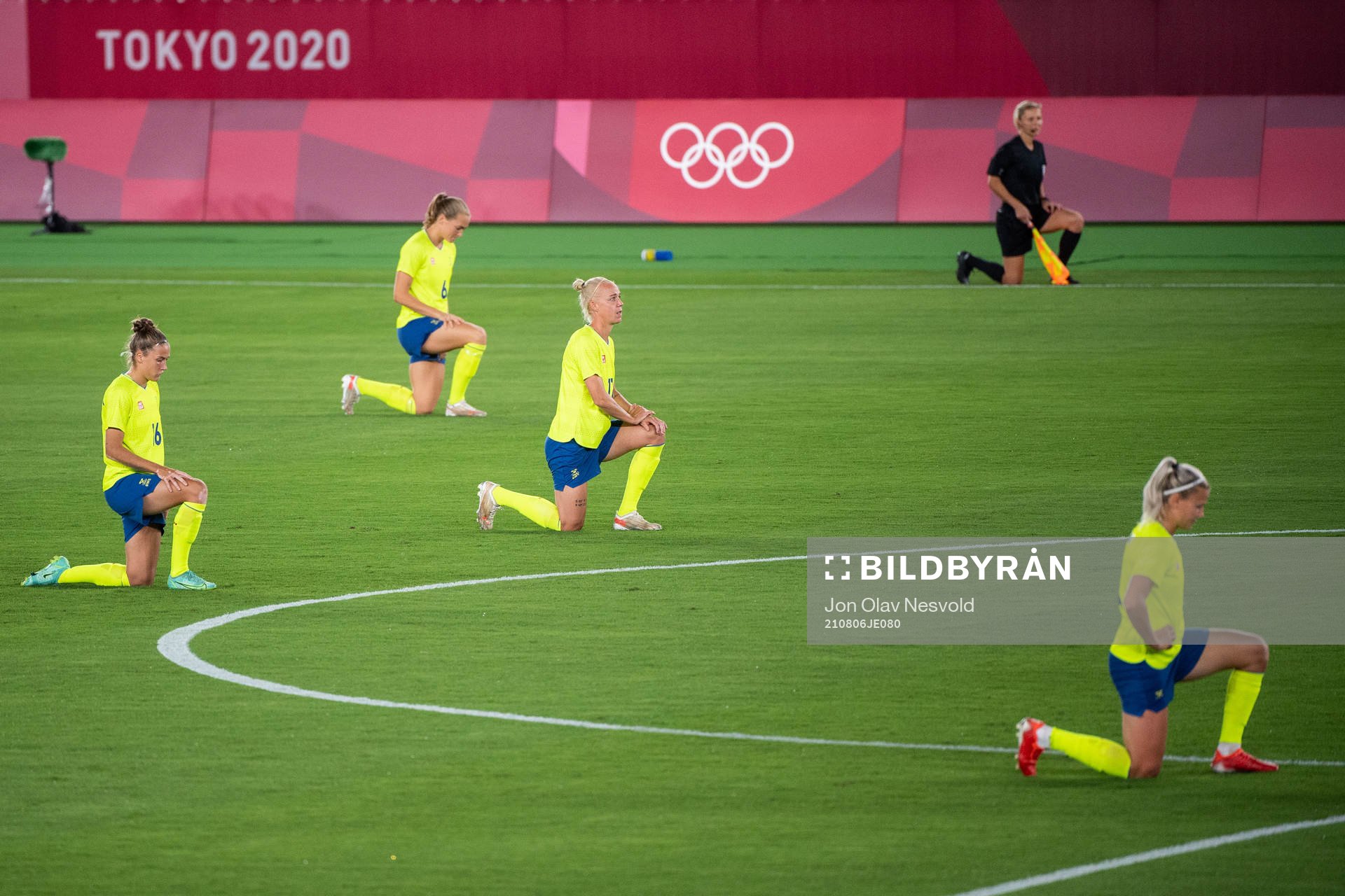 Players of Sweden takes a knee