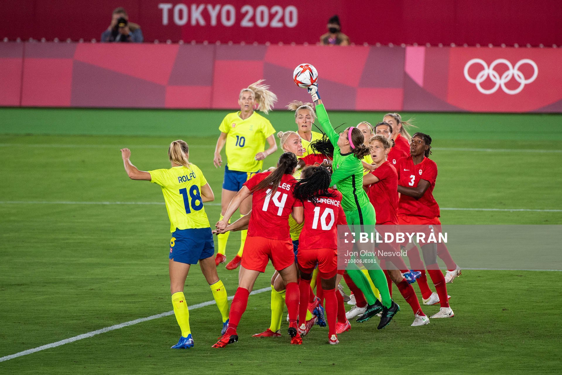 Players of Sweden and of Canada in the women’s football