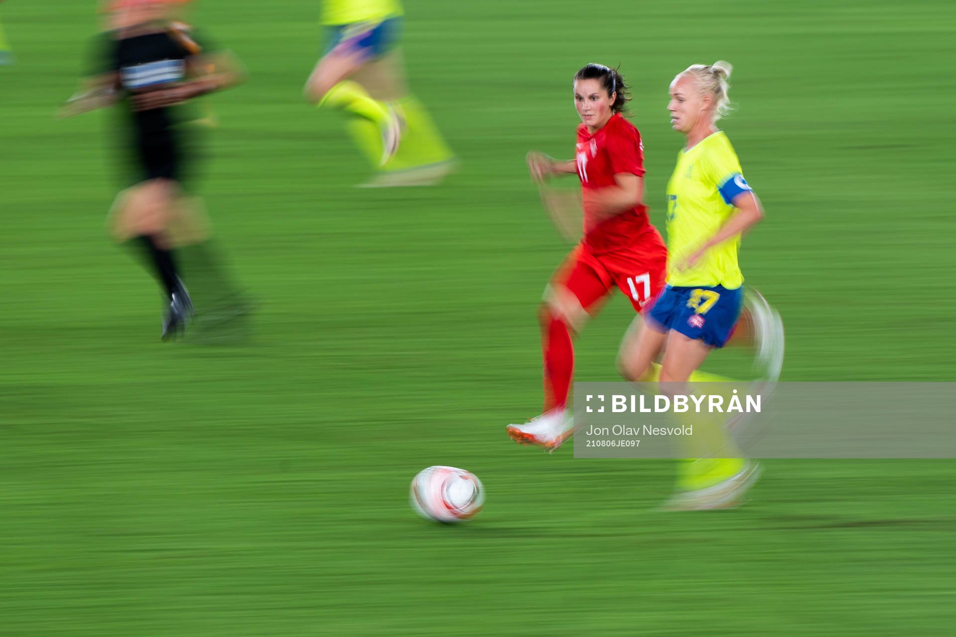 Jessie Fleming of Canada and Caroline Seger of Sweden in the women’s football final during day 14 of the Tokyo 2020 Olympic Games on August 6, 2021 in Tokyo.