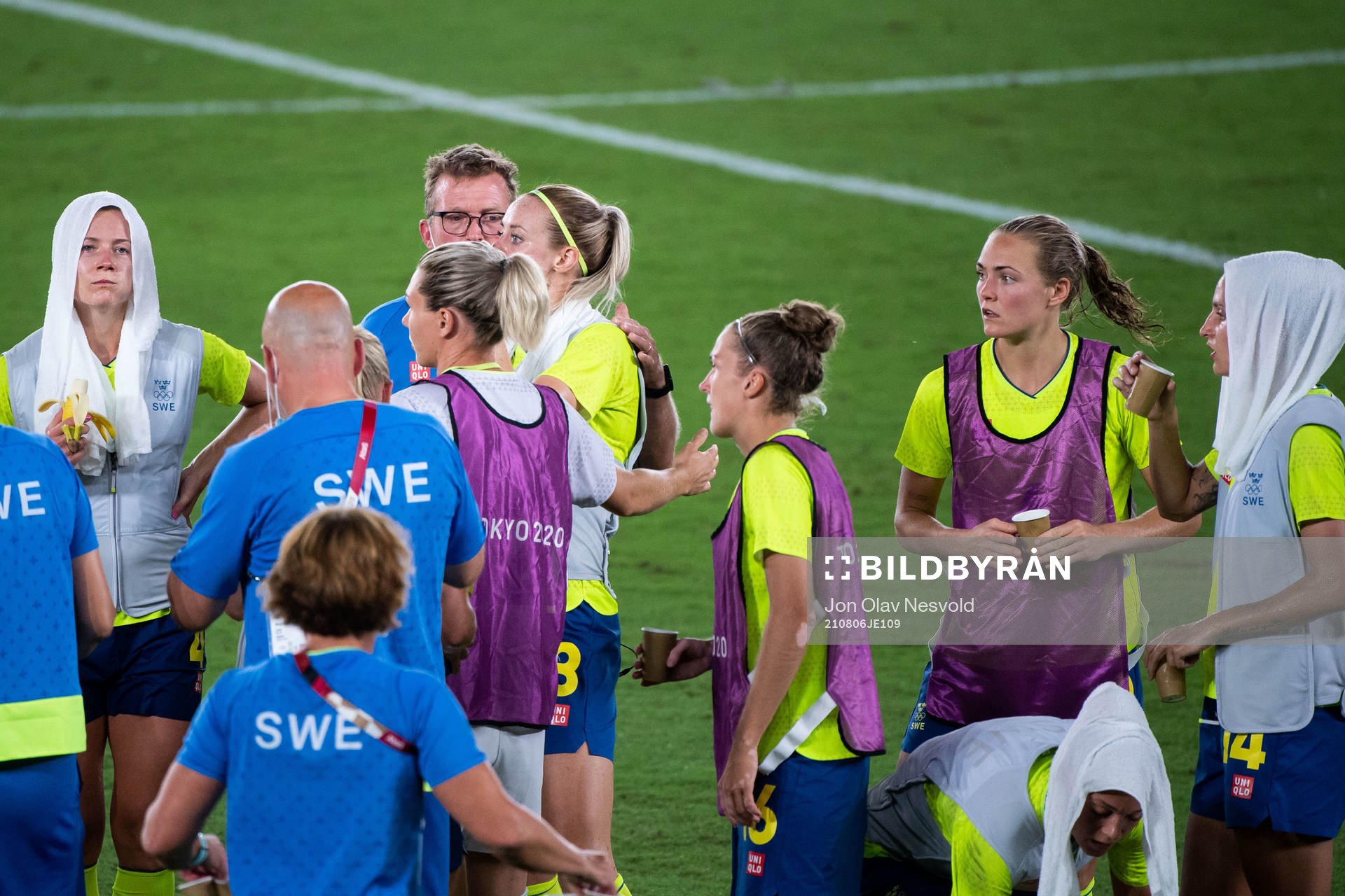 Hanna Glas and Nathalie Björn of Sweden with towels in the