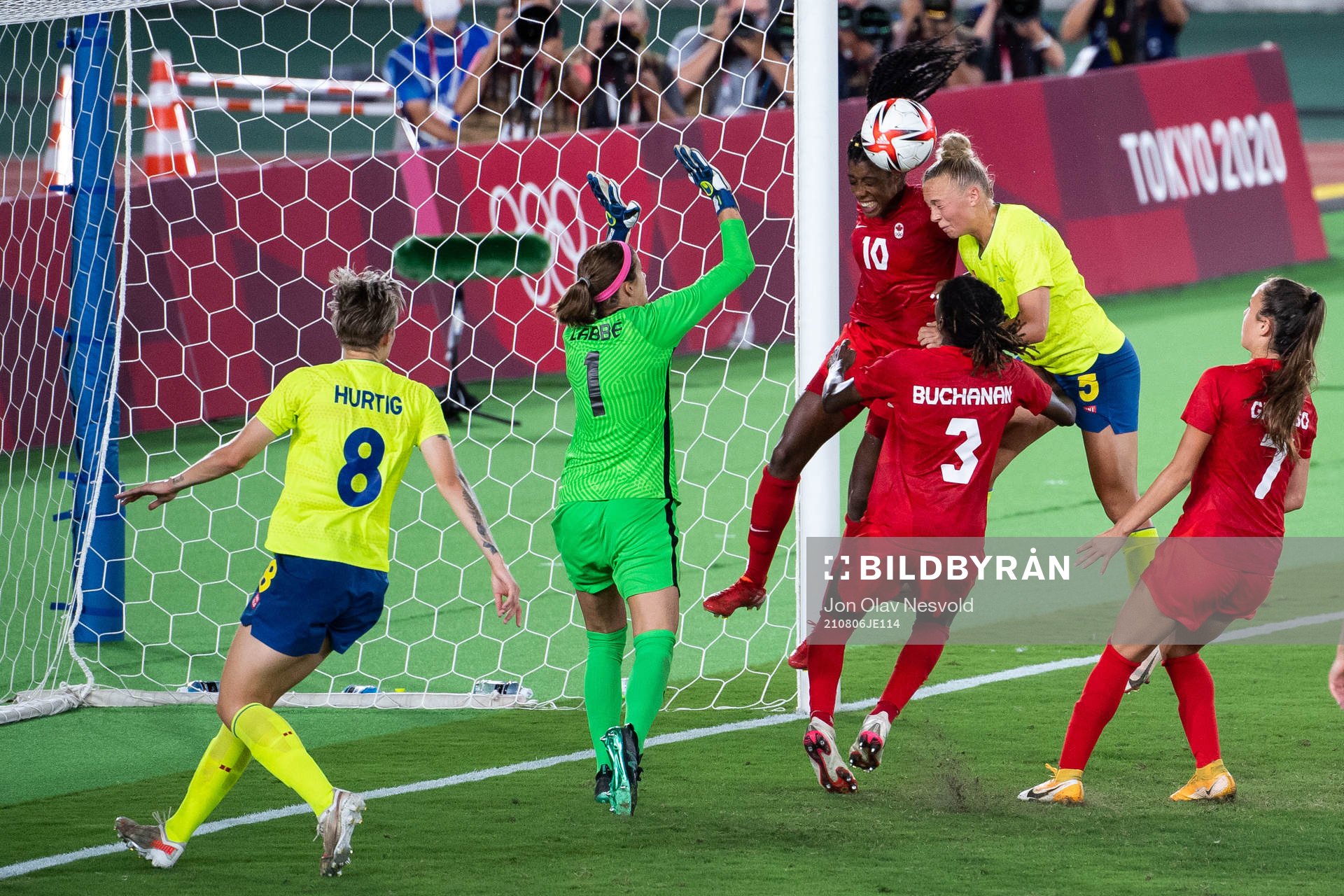 Ashley Lawrence of Canada and Hanna Bennison of Sweden in the women’s football final during day 14 of the Tokyo 2020 Olympic Games on August 6, 2021 in Tokyo.