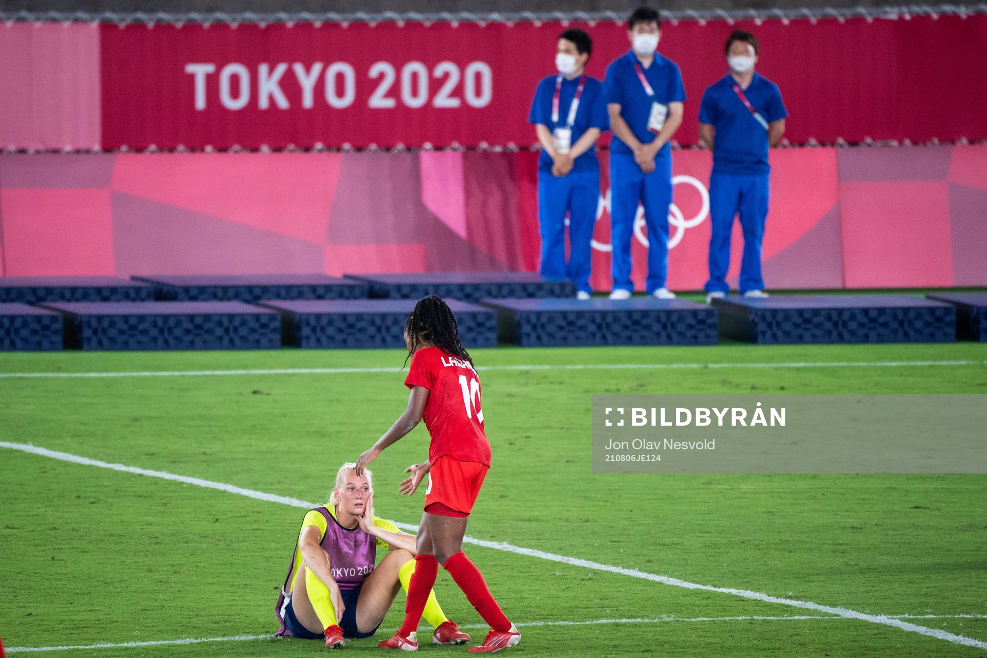 Stina Blackstenius of Sweden and Ashley Lawrence of Canada after the women’s football final during day 14 of the Tokyo 2020 Olympic Games on August 6, 2021 in Tokyo.