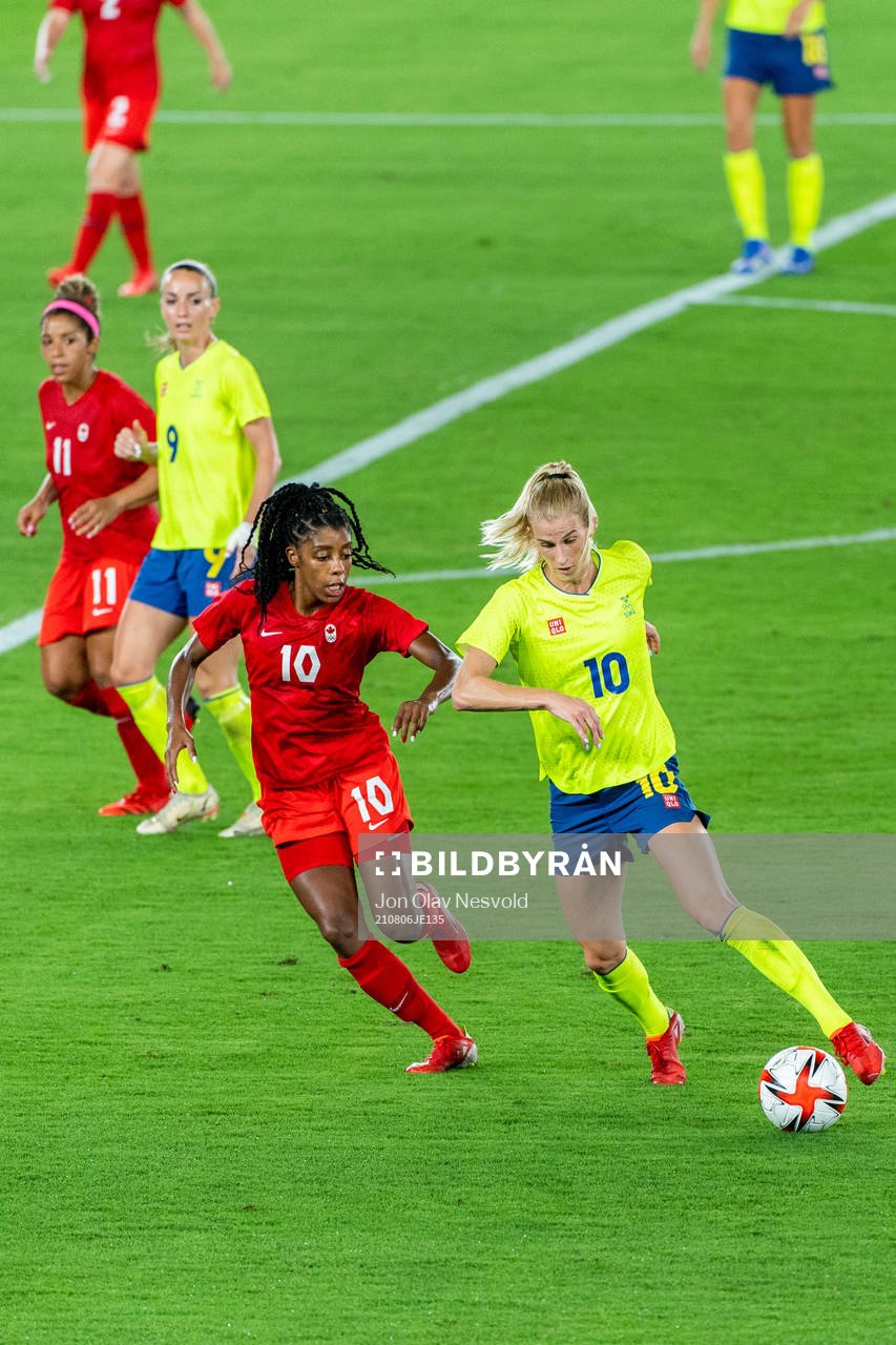 Ashley Lawrence of Canada and Sofia Jakobsson of Sweden in the women’s football final during day 14 of the Tokyo 2020 Olympic Games on August 6, 2021 in Tokyo.