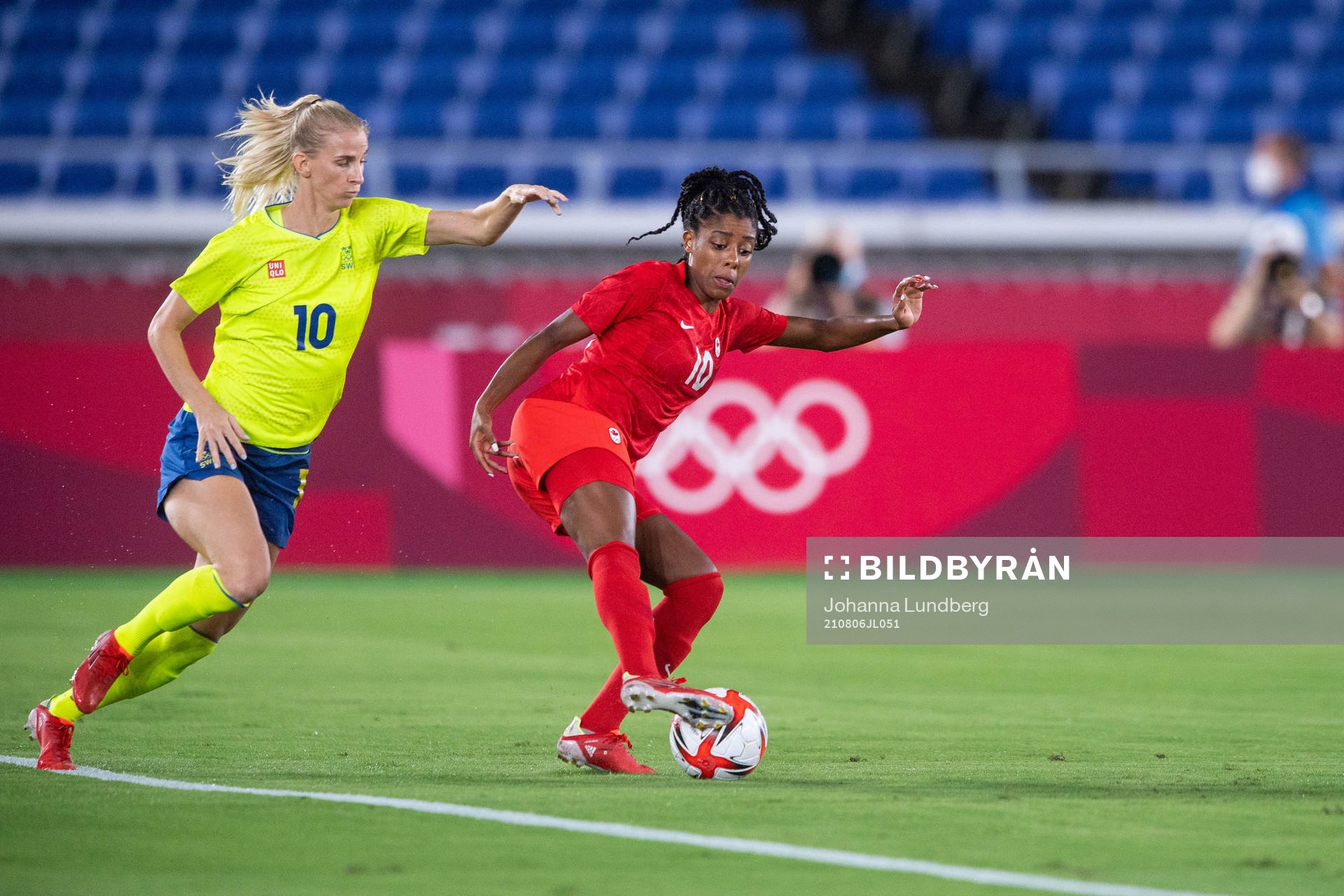 Sofia Jakobsson of Sweden and Ashley Lawrence of Canada in the women’s football final during day 14 of the Tokyo 2020 Olympic Games on August 6, 2021 in Tokyo.