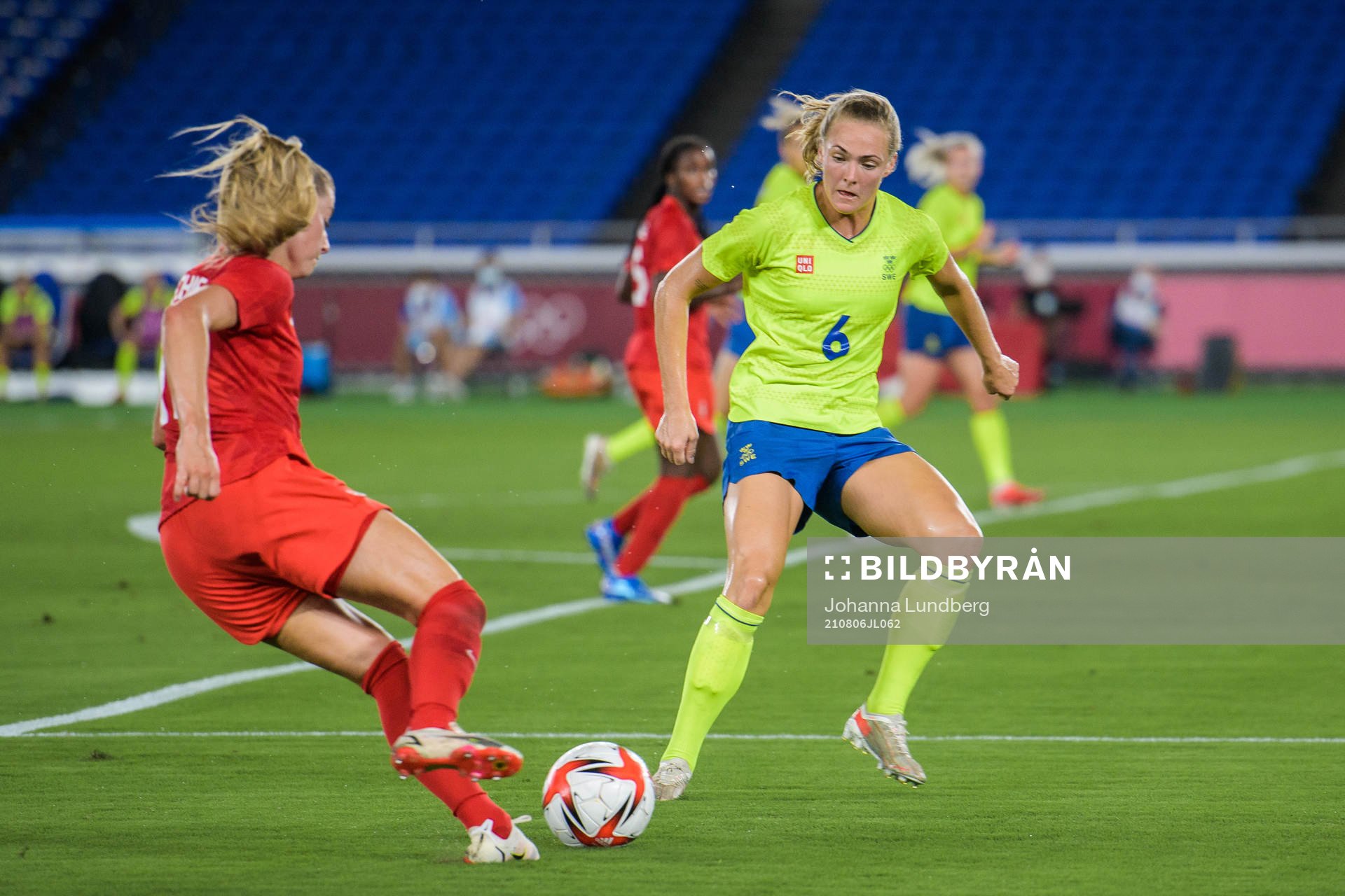 Janine Beckie of Canada and Magdalena Eriksson of Sweden in