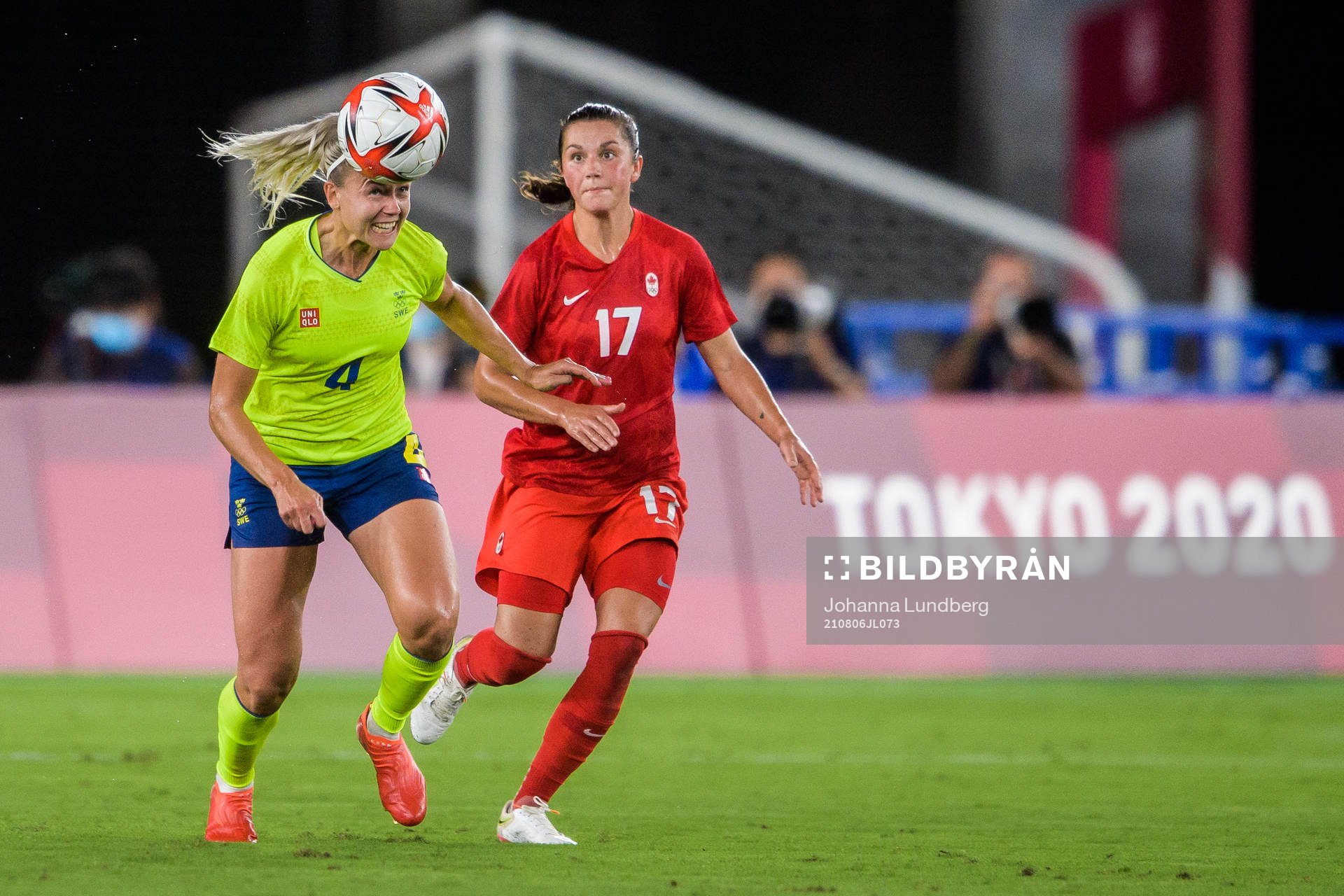 Hanna Glas of Sweden and Jessie Fleming of Canada in the