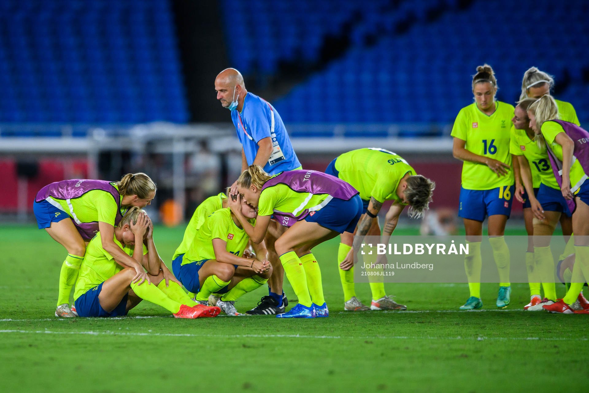 Players of Sweden look dejected