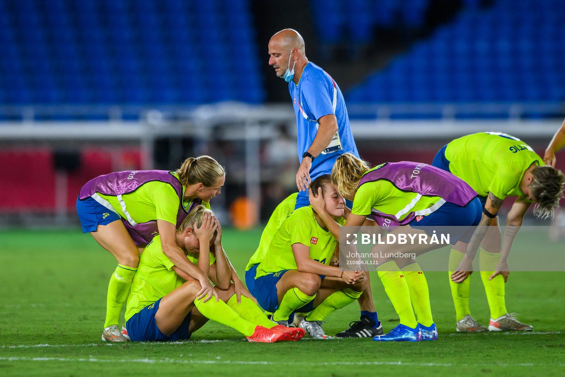 Players of Sweden look dejected