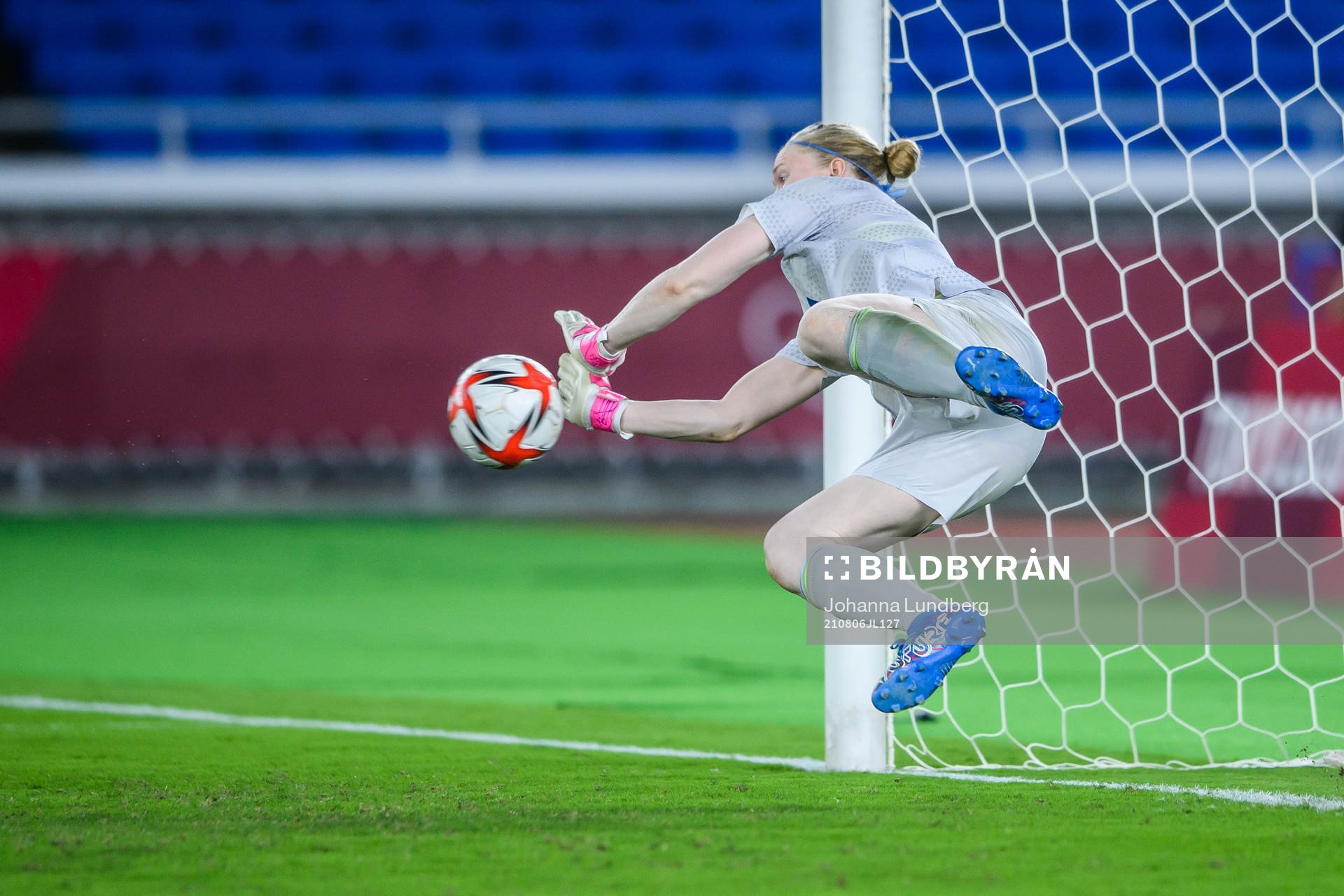 Hedvig Lindahl of Sweden