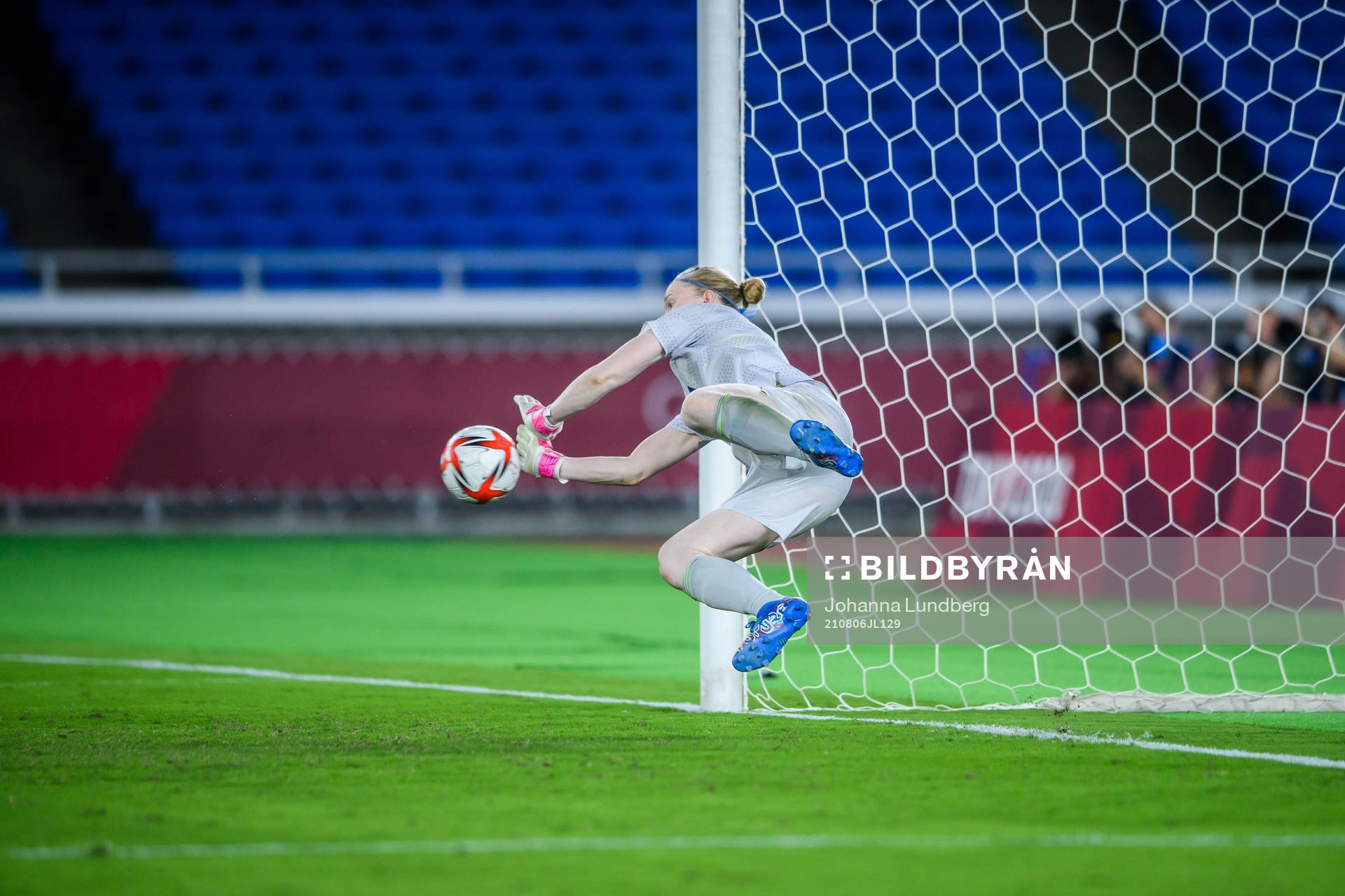 Hedvig Lindahl of Sweden