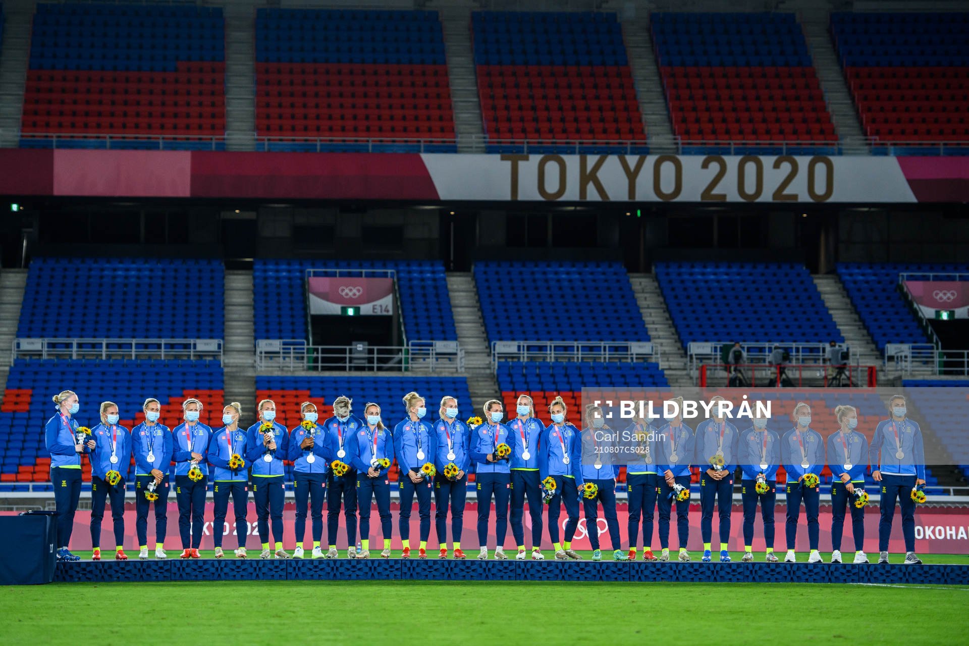 Players of Sweden receieve their silver medals