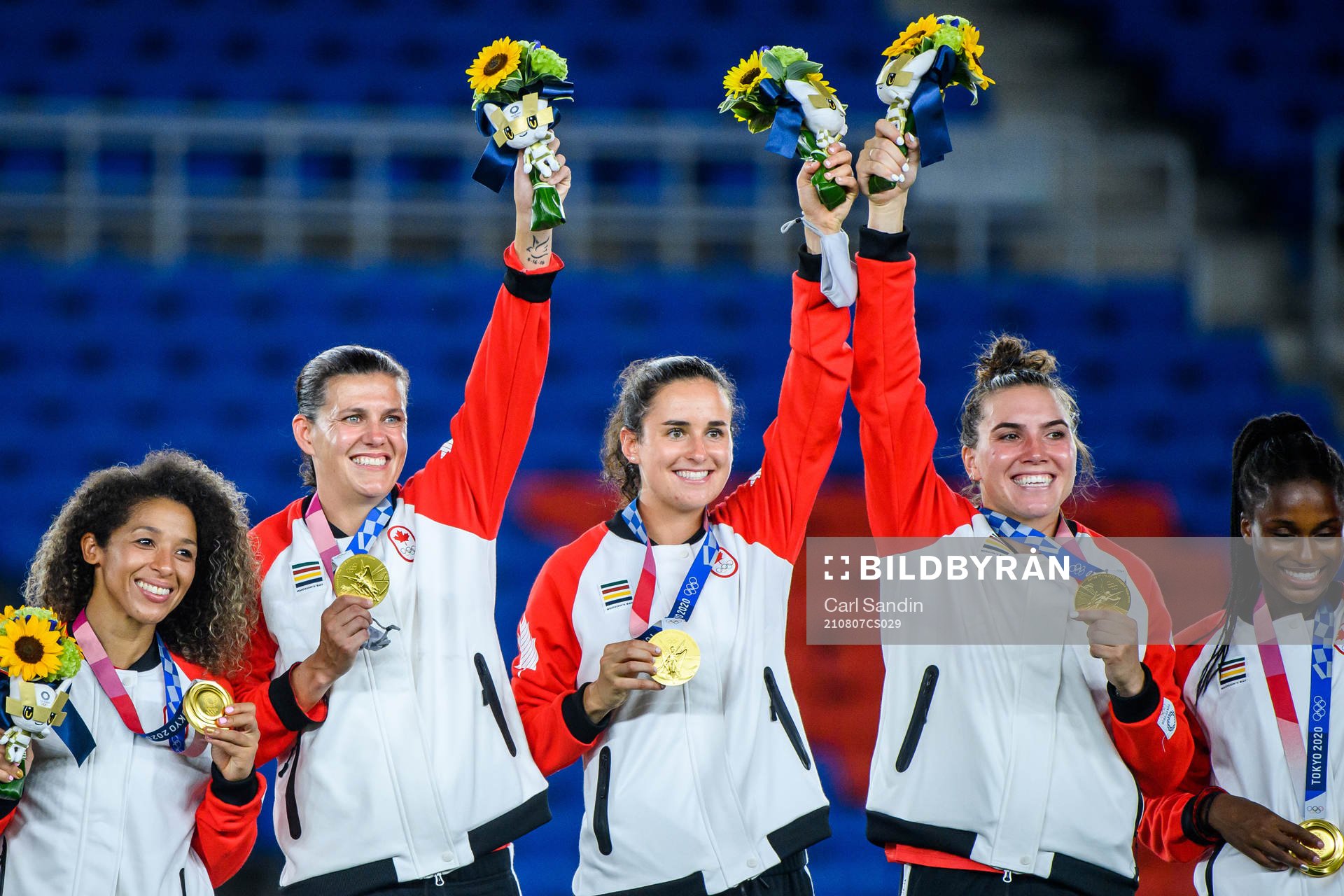 Christine Sinclair of Canada celebrates with her gold medal